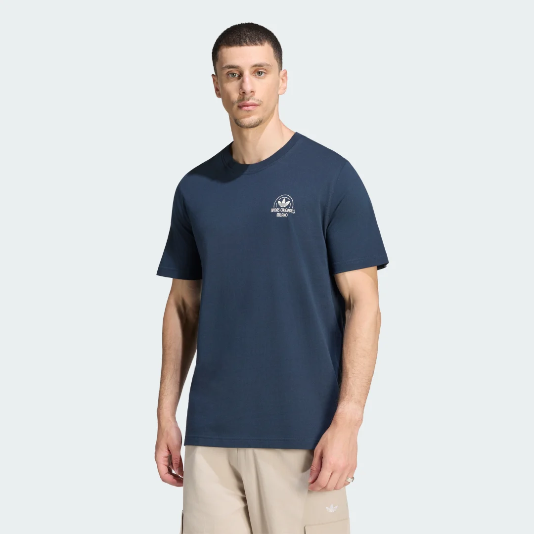 Detalle de Camiseta estampada Milano Shop de Adidas: estilo urbano y comodidad en azul