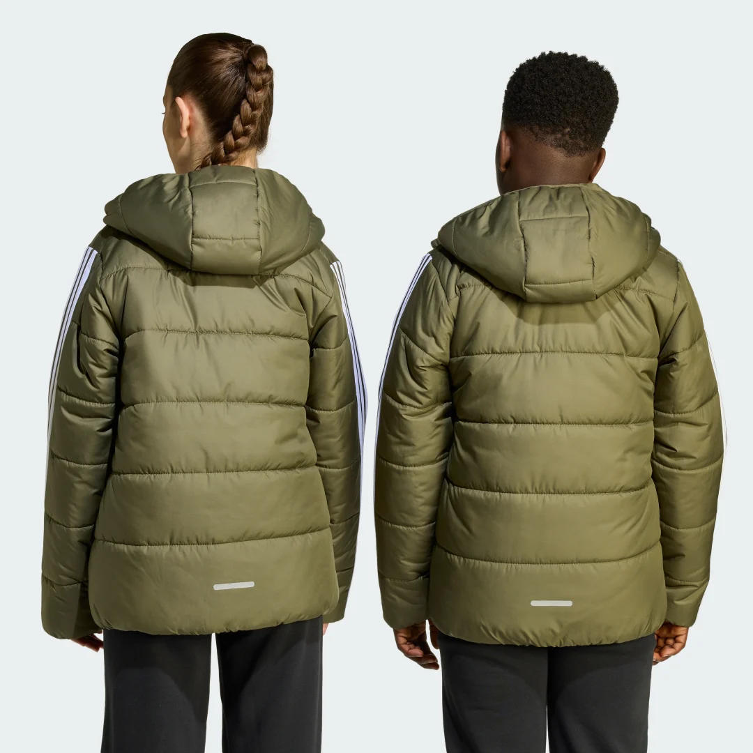 Detalle 2 de Chaqueta acolchada Essentials 3 Stripes de Adidas — verde, versátil y práctica