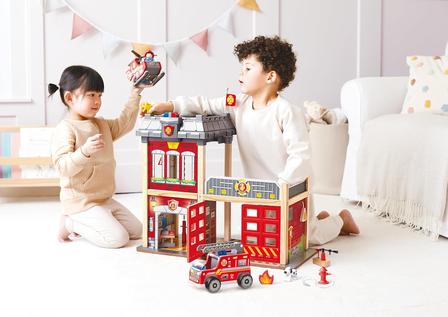 Thumbnail 3 de Hape Caserma dei Pompieri in legno per bambini: gioco di ruolo con allarme e scivolo