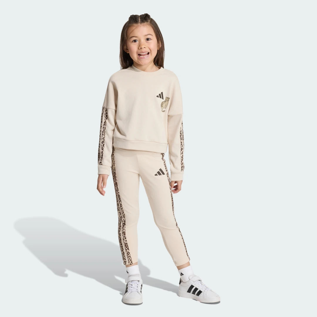 Detalle de Conjunto con mallas y estampado animal de Adidas – Beige