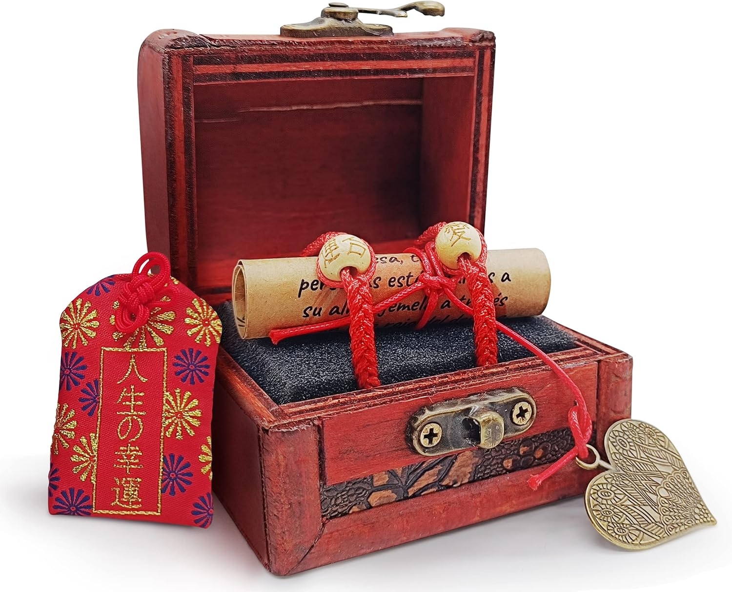 Detalle de AMOR CON PALABRAS Pulseras La Leyenda del Hilo Rojo del Destino con cofre, amuleto Omamori y símbolo de amor