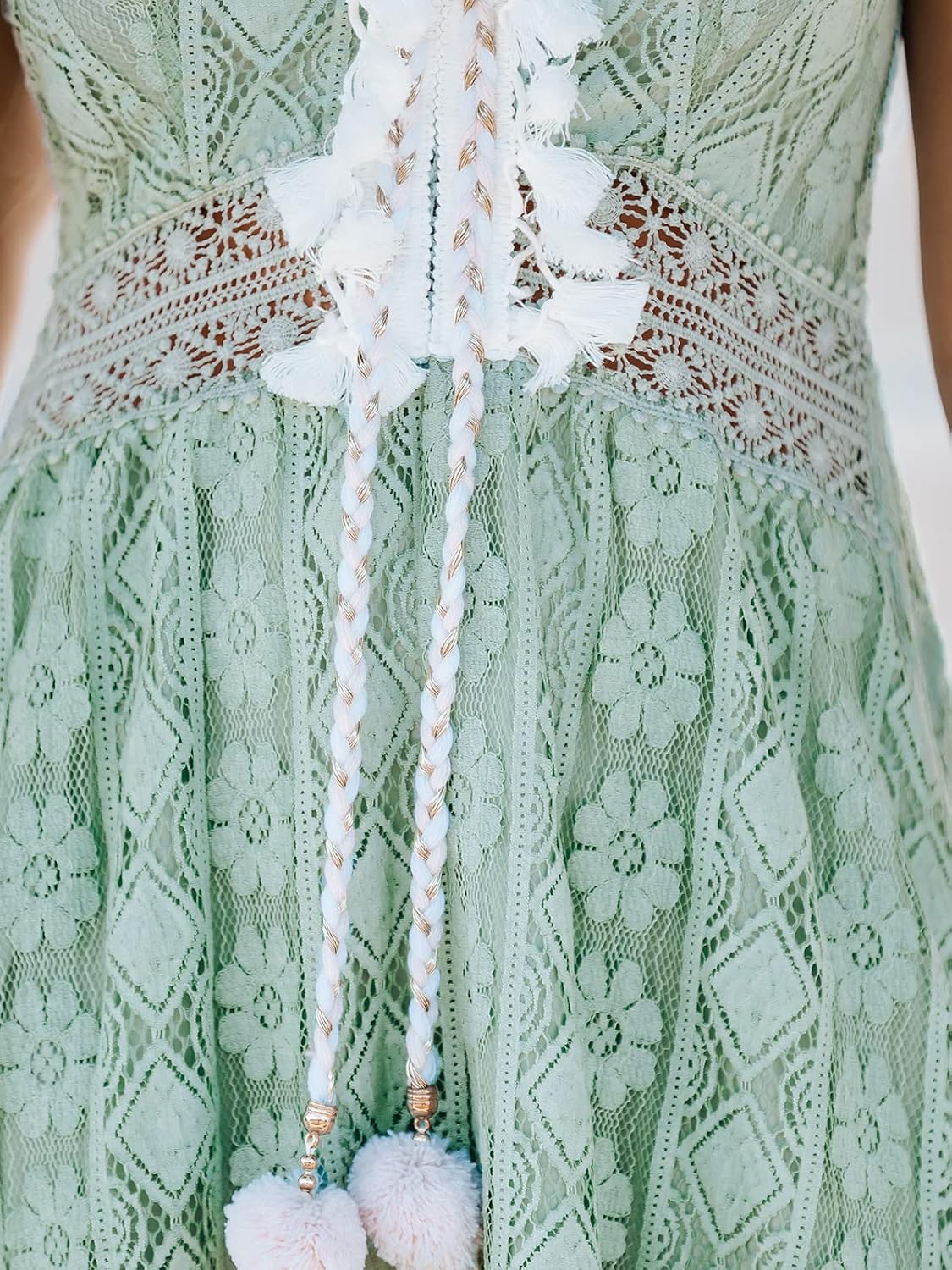 Detalle de CUPSHE Abito estivo Boho maxi con lacci e nappe, scollo a V – bianco
