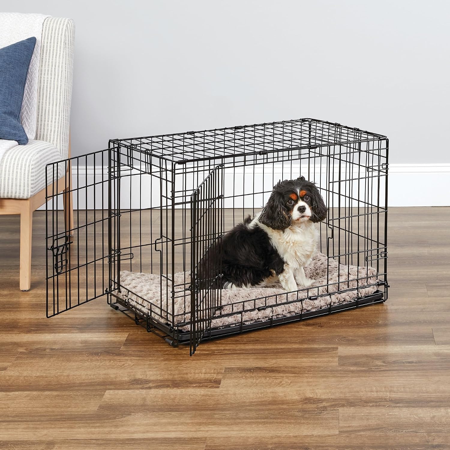 Detalle de New World Double Door Folding Metal Dog Crate (76 cm) with enhanced security and leak-proof pan