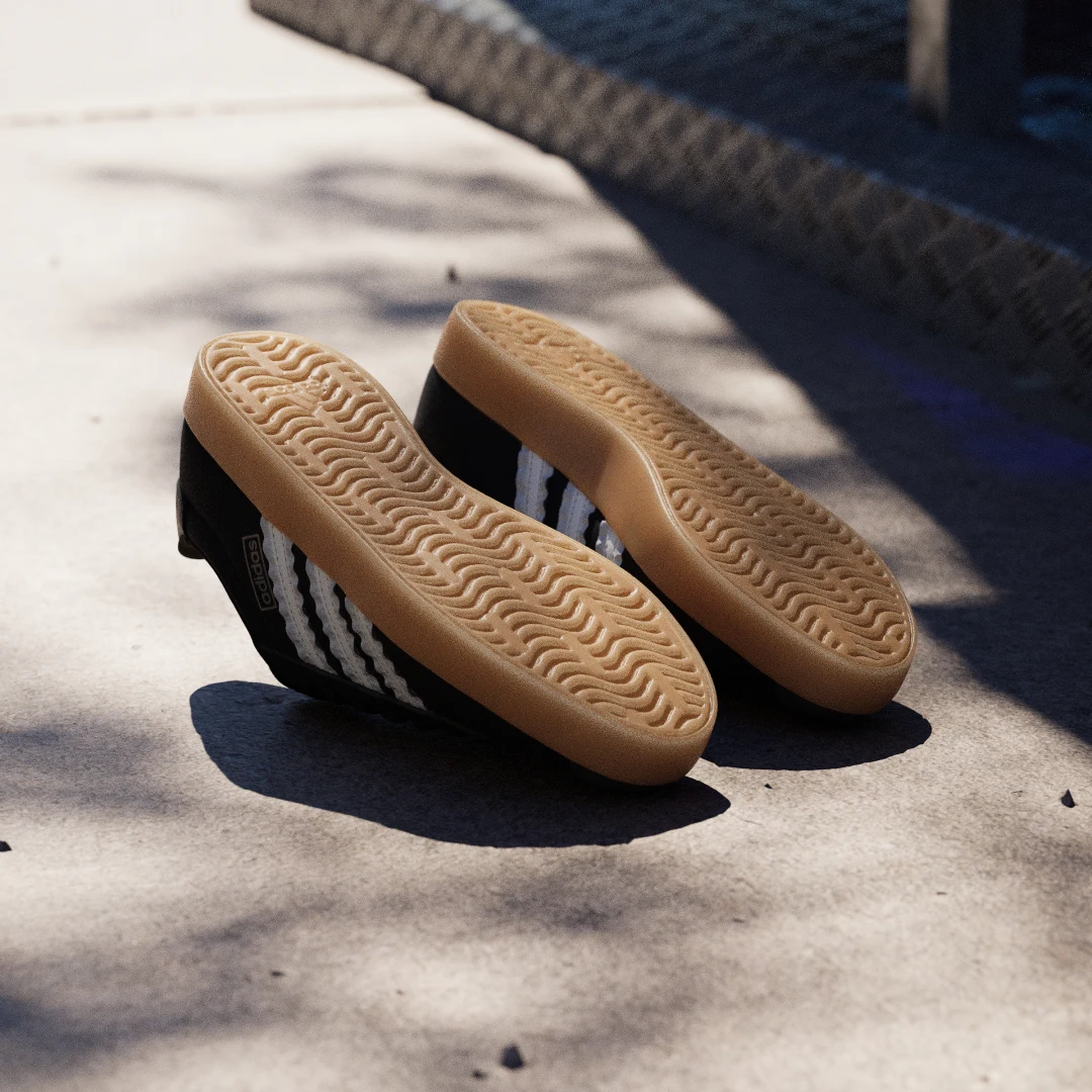 Detalle de Zapatilla VL Court 3.0 de Adidas en negro: estilo clásico y versátil