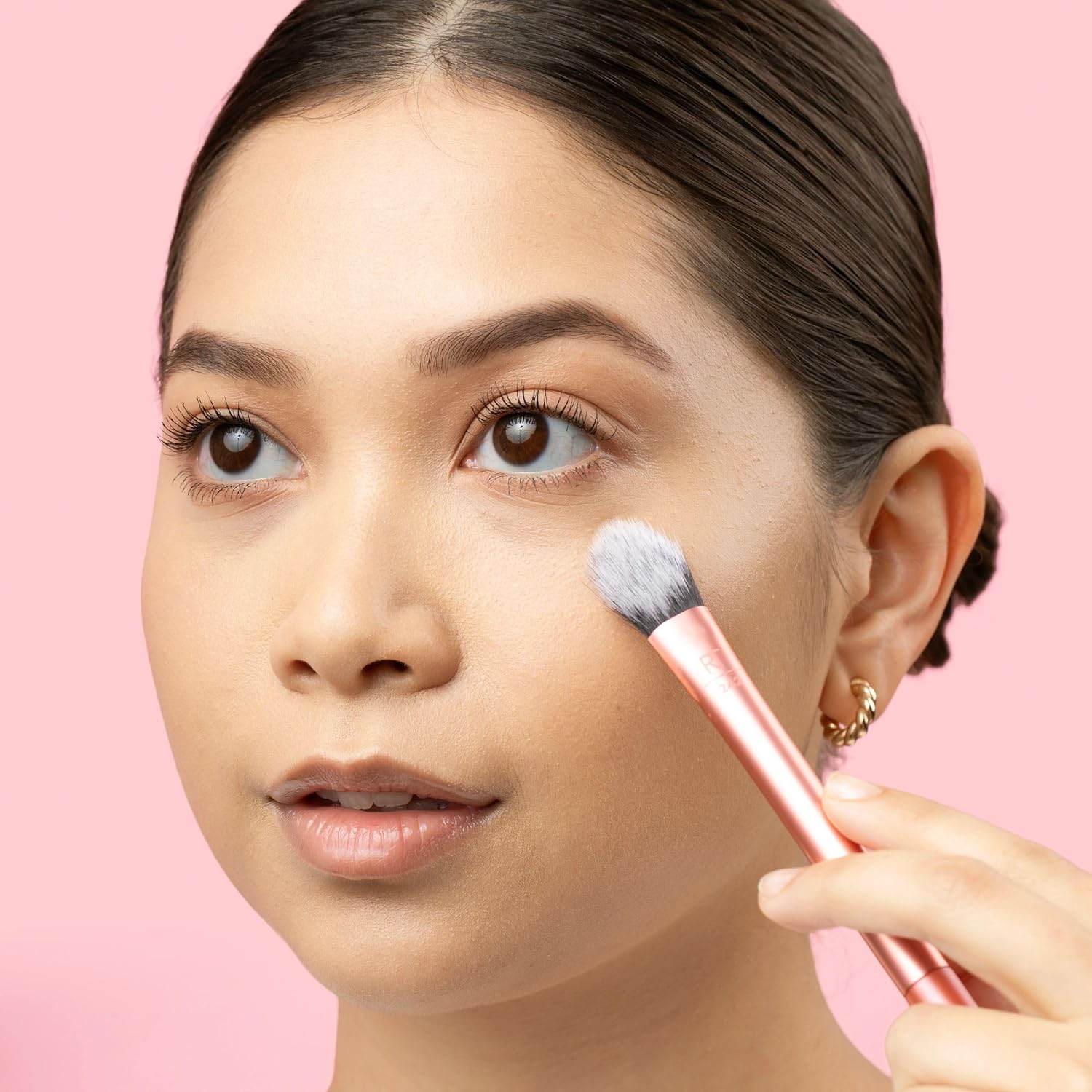 Detalle 1 de Real Techniques Precision Perfection Duo – concealerborste och dubbelsidig puderpuff