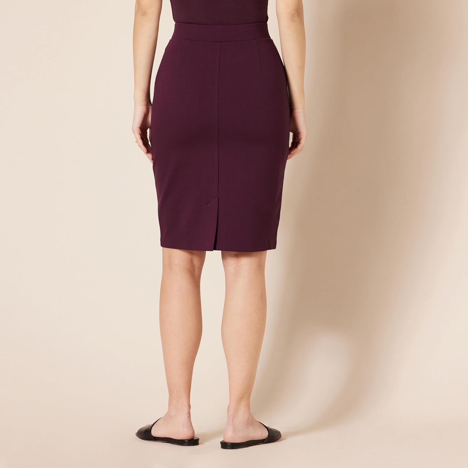 Detalle 2 de Amazon Essentials Women’s Ponte Pull-on Above-the-Knee Fitted Pencil Skirt