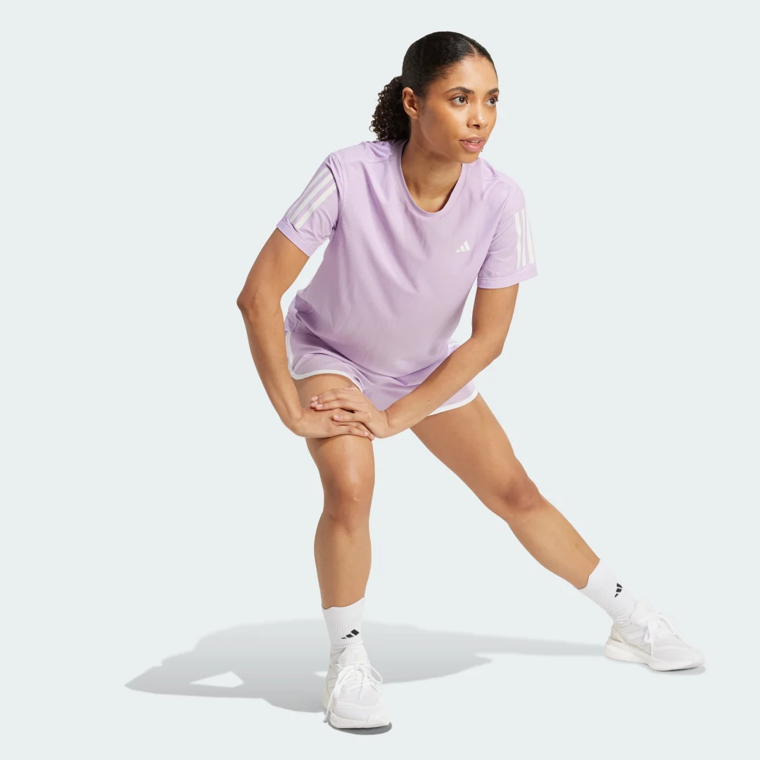 Detalle de Camiseta Own The Run de Adidas: estilo y comodidad para tus runners