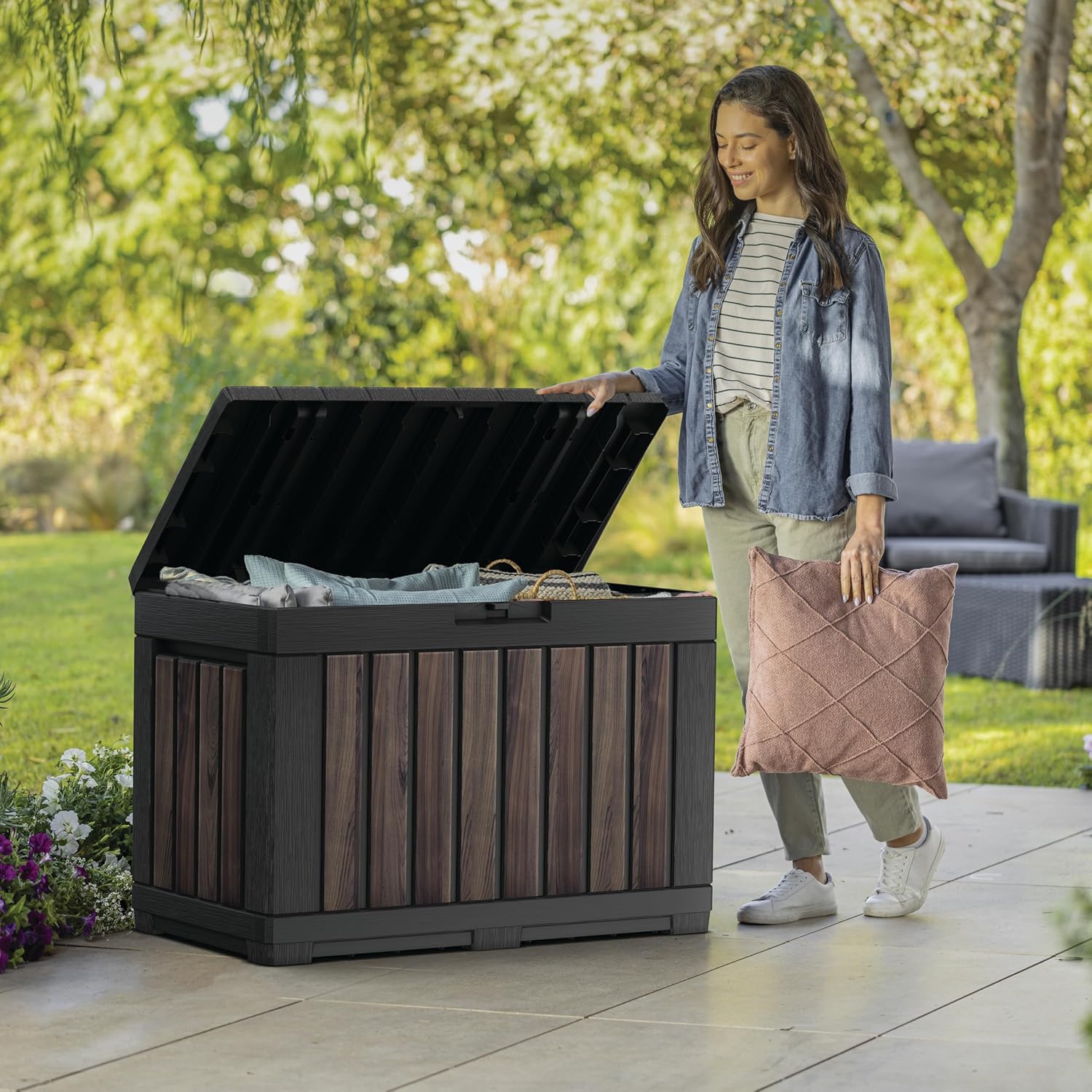 Detalle 2 de Keter Signature 190L Kentwood Outdoor Garden Storage Box - Rosewood