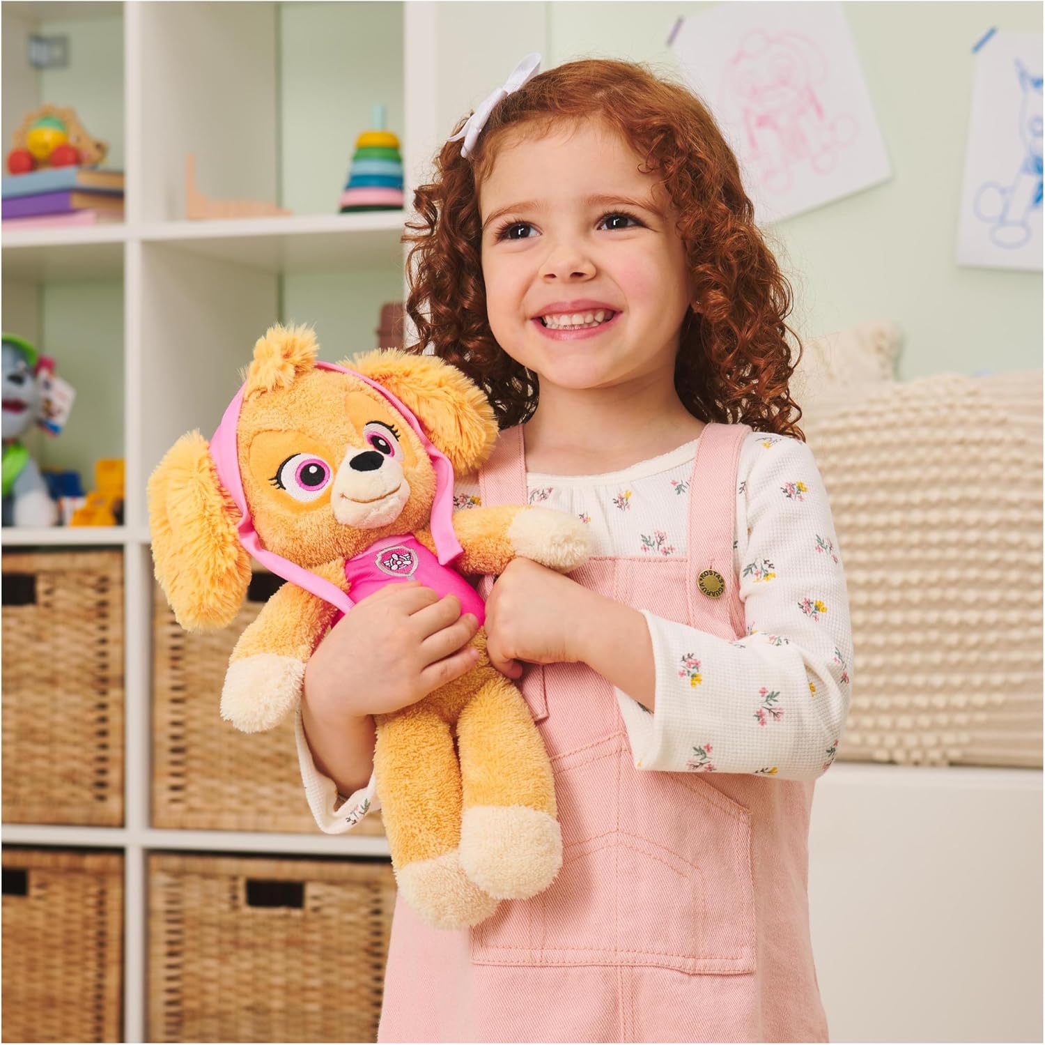 Detalle 2 de GUND PAW Patrol Schlenkerplüsch Skye (30 cm) – weicher Kuschelhund zum Mitnehmen und Spielen