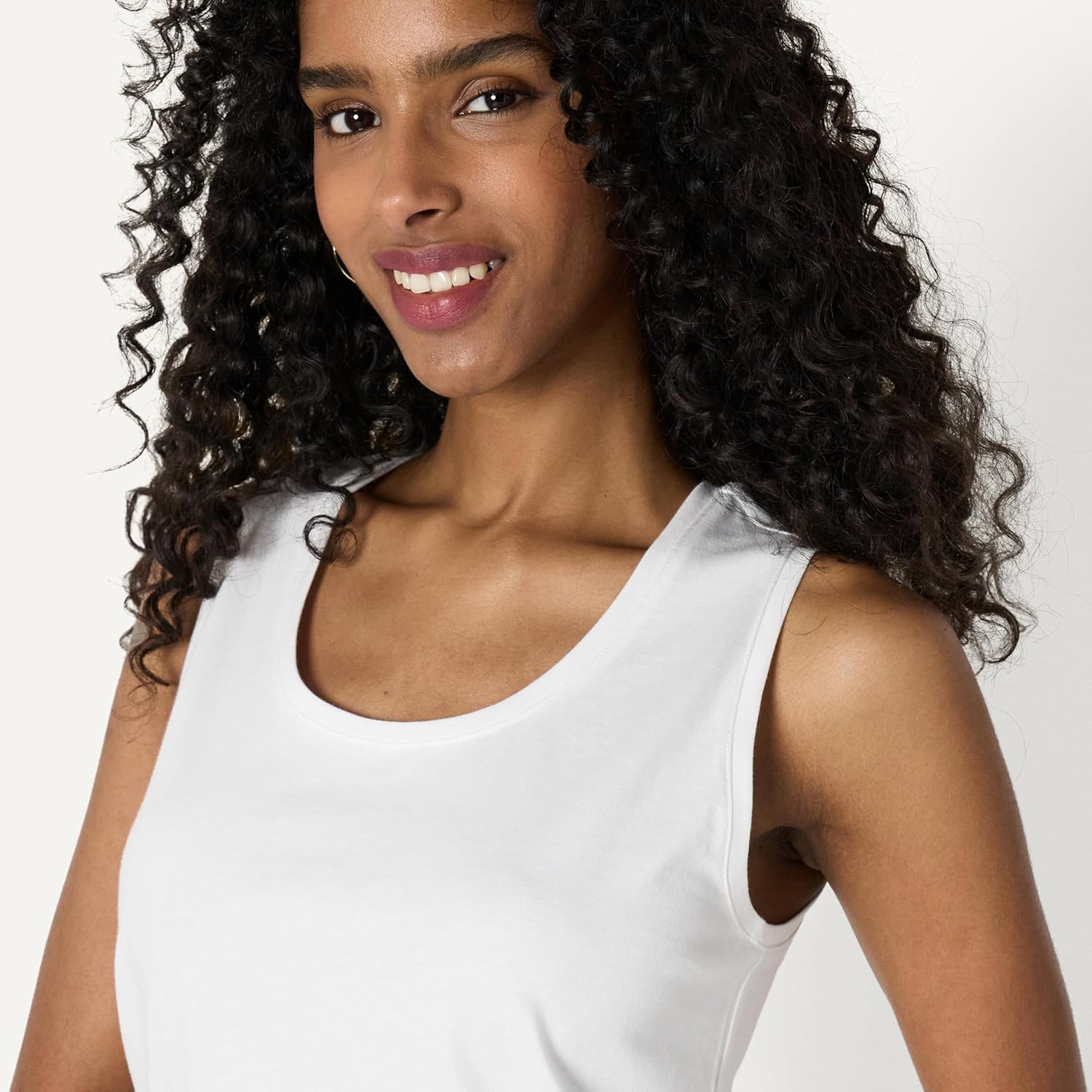 Detalle 2 de Amazon Essentials Women's Regular-Fit 100% Cotton Sleeveless Tank Top (Pack of 2) – practical everyday layering