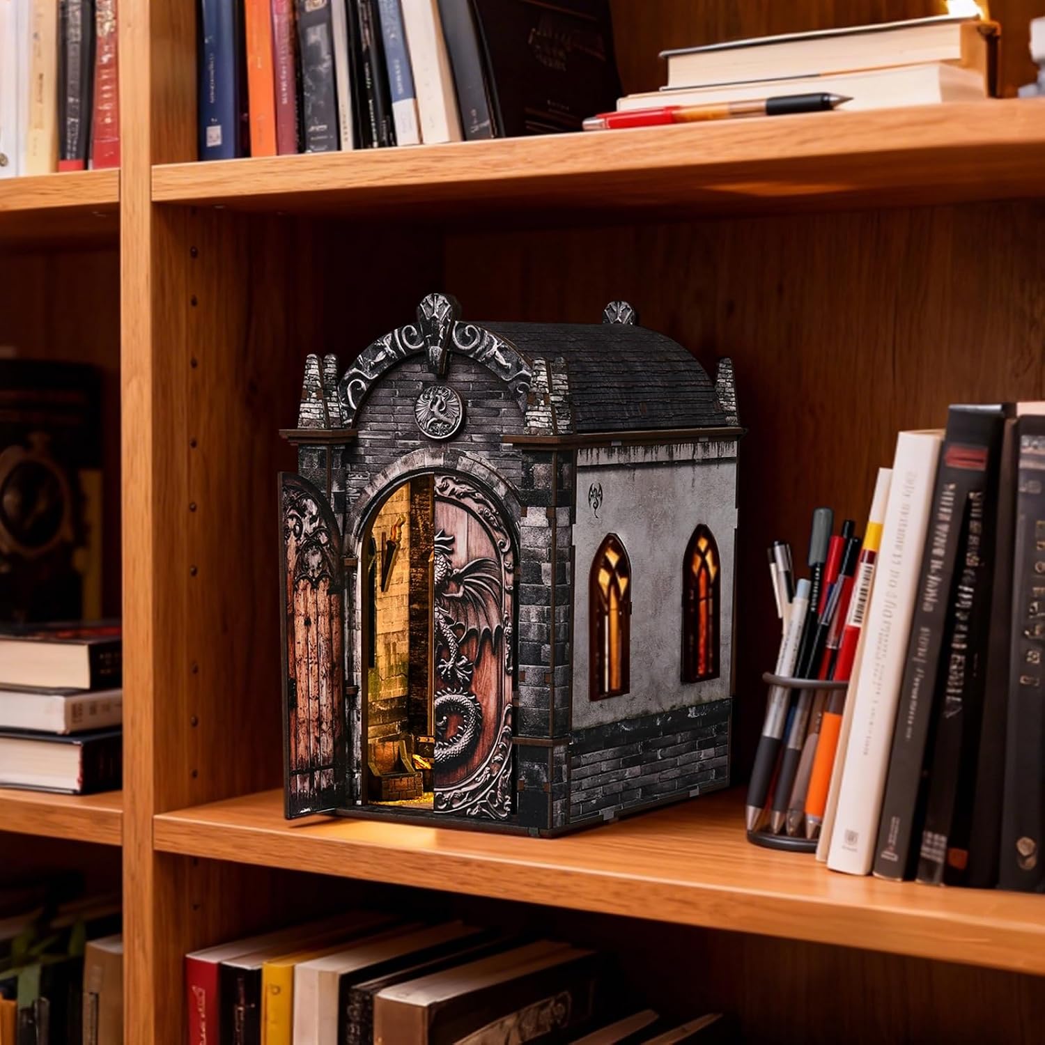 Detalle de BATTREVO Book Nook Kit Regno Nascosto del Drago – Set fai-da-te con vela di luci e vetro acrilico