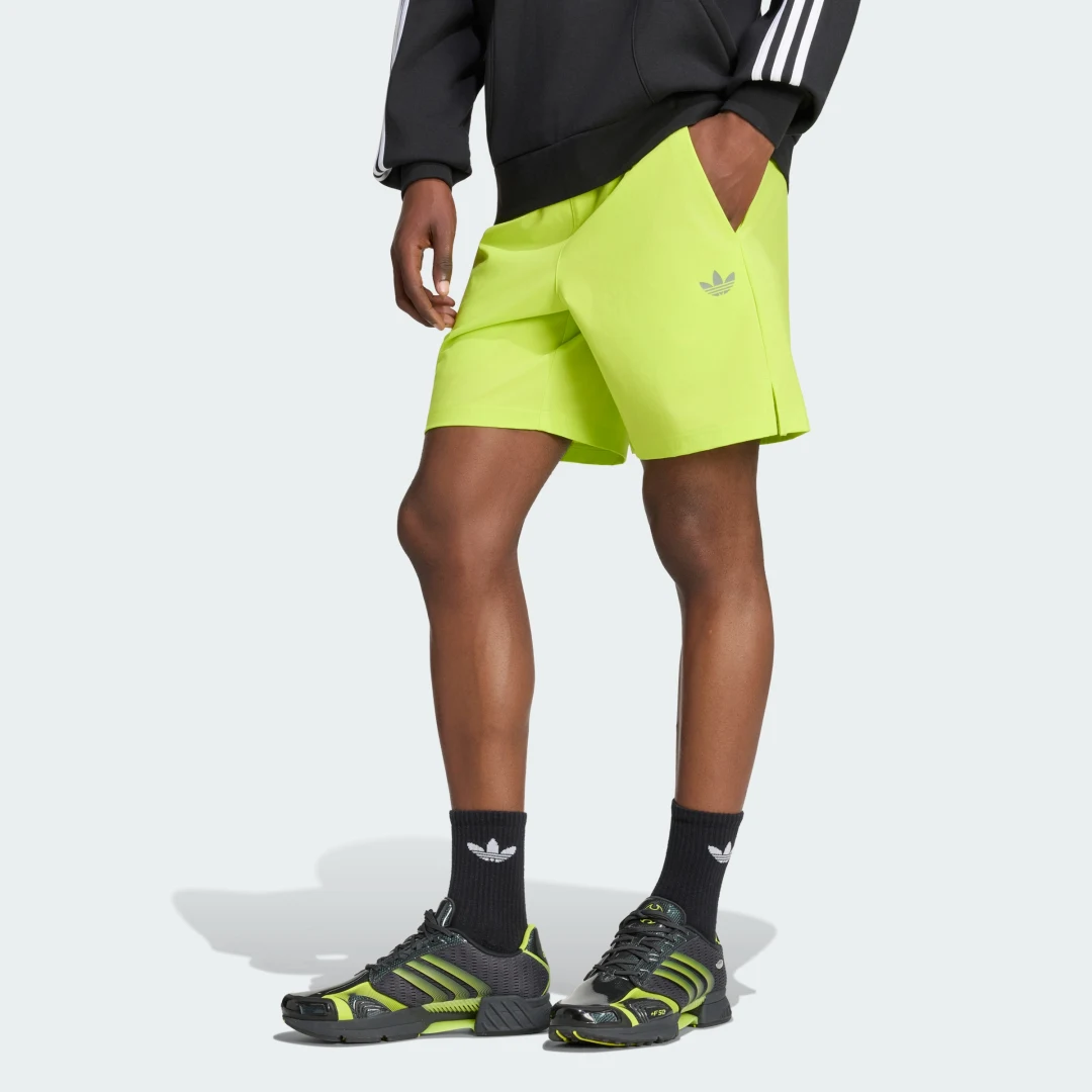Detalle de Pantalón corto poliéster Tech Trefoil Essentials de Adidas