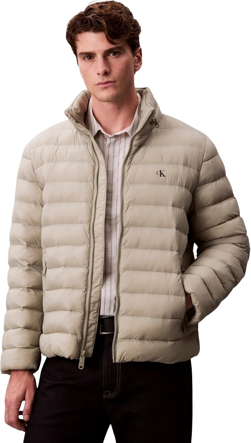 Detalle de Calvin Klein Cazadora acolchada para hombre con capucha en nylon Forest Fog (talla L)