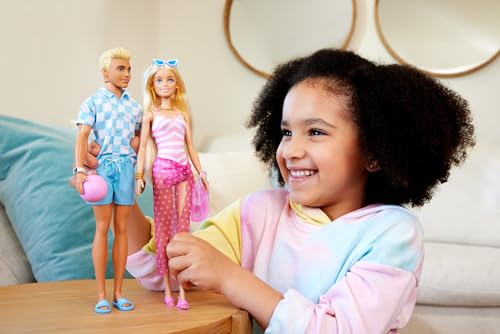 Detalle de Barbie Ken biondo da spiaggia con costume azzurro e camicia blu – set completo per avventure estive