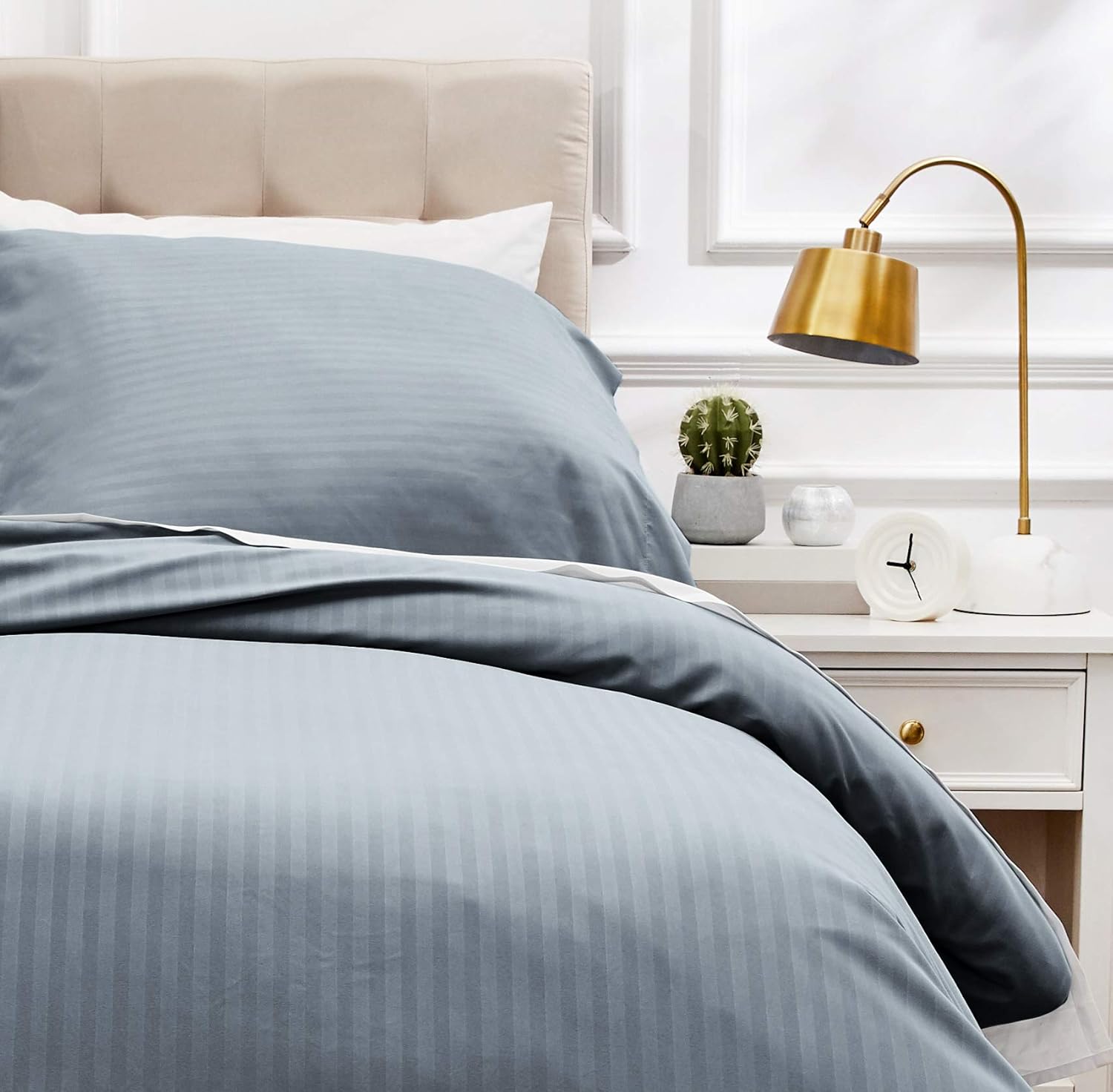 Detalle de Amazon Basics Microfibre Bedding Duvet Cover Set (135 x 200 cm) with 80 x 80 cm Pillowcase in Dark Grey