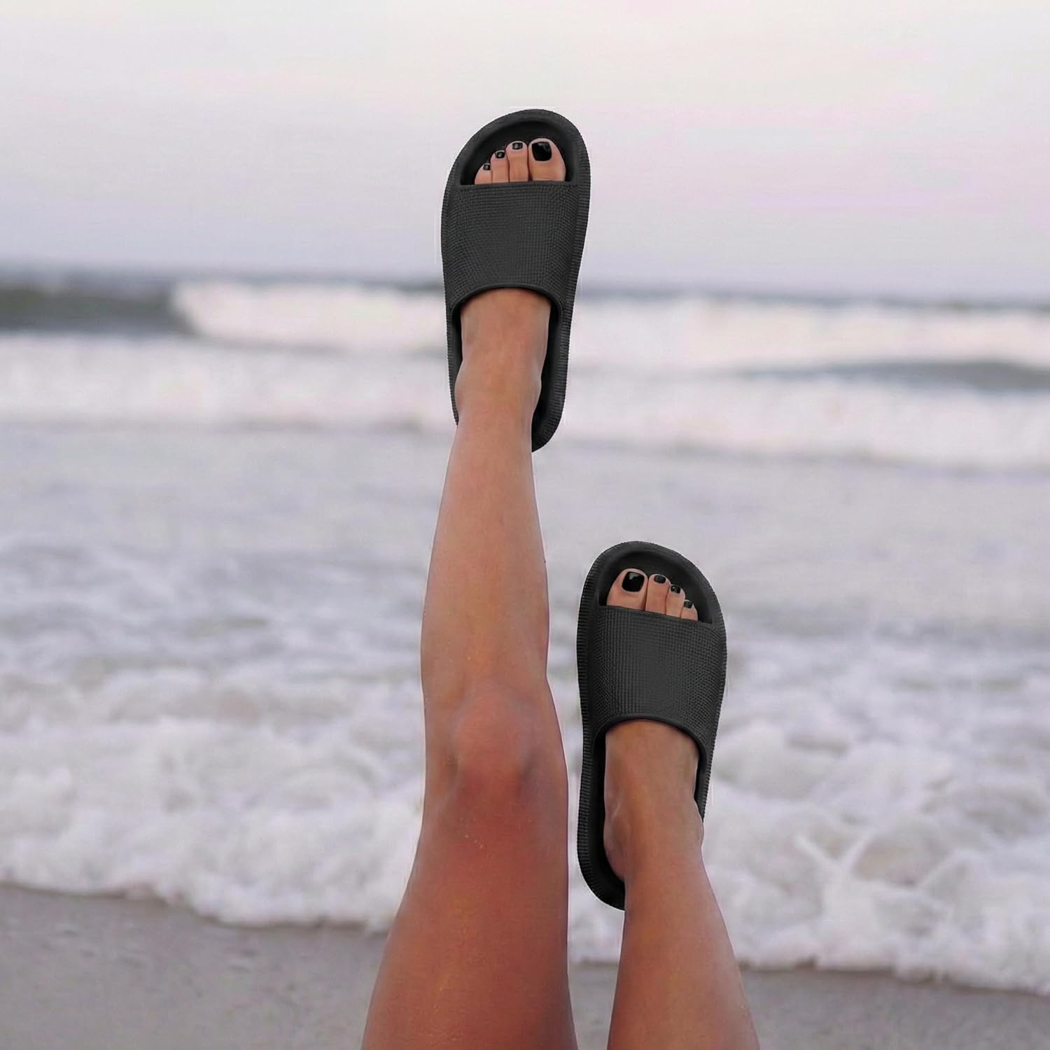 Thumbnail 2 de CUSHIONAIRE Feather EVA Slides 1 Pair 👡