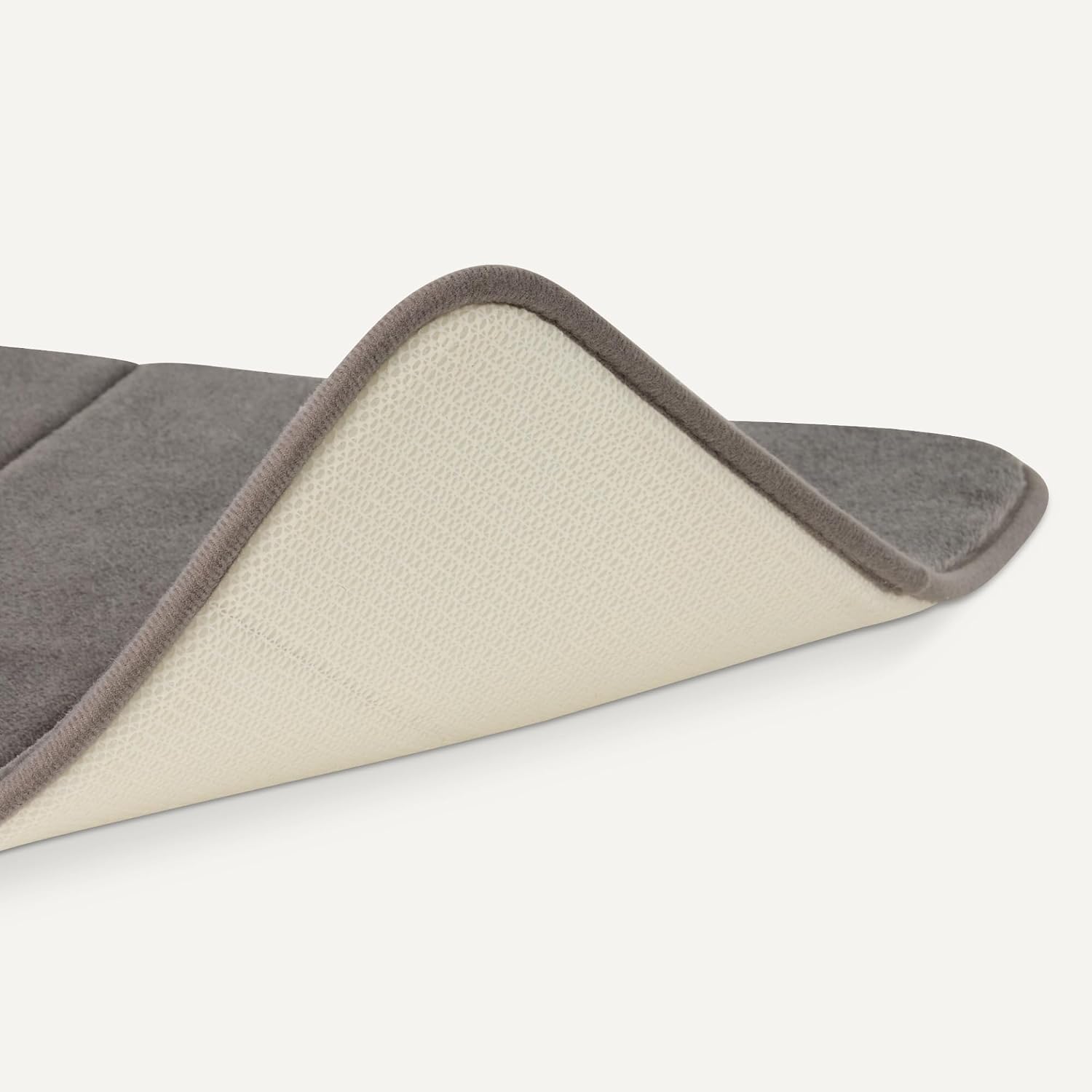 Detalle de Amazon Basics Flauschige Memory-Schaum Badmatte 43 × 61 cm, Dunkelgrau – Rutschfest und Waschbar