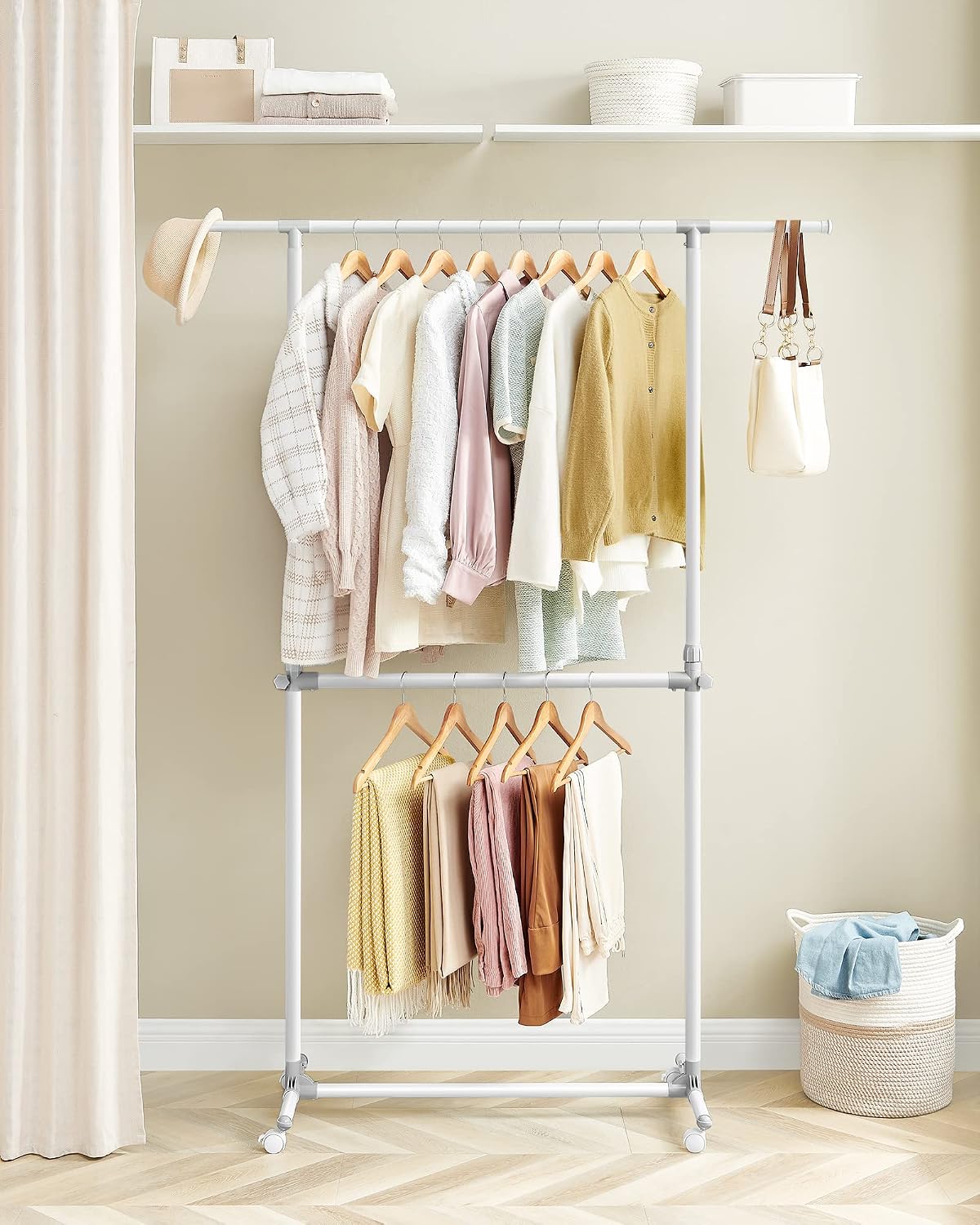 Detalle de SONGMICS Double Clothes Rail LLR401W01 review: practical, mobile garment storage with extendable top rail