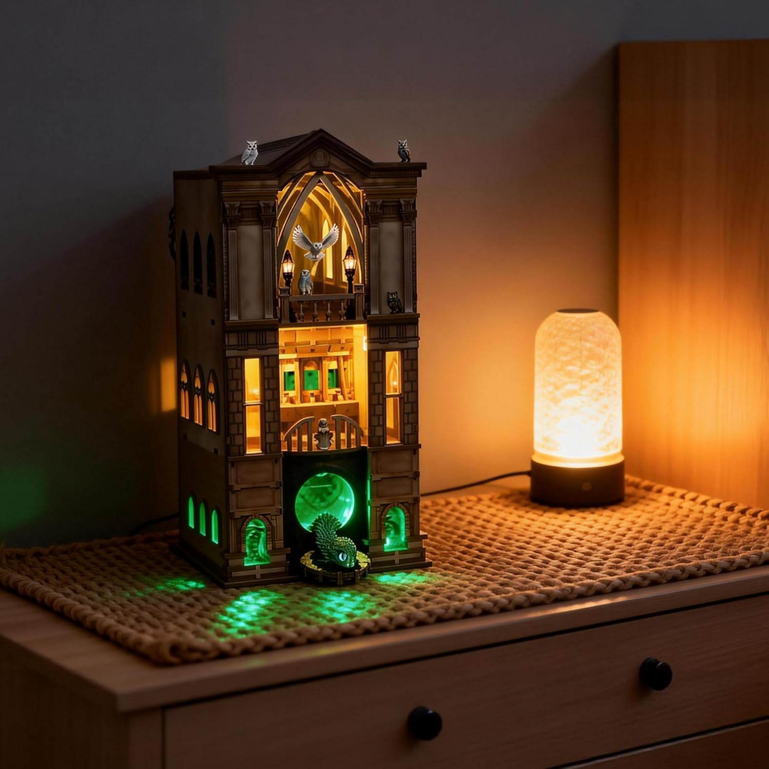 Thumbnail 5 de Book Nook Magic Kit – DIY Miniaturhaus „The Whispering Gate“ mit LED-Licht (351 Teile)