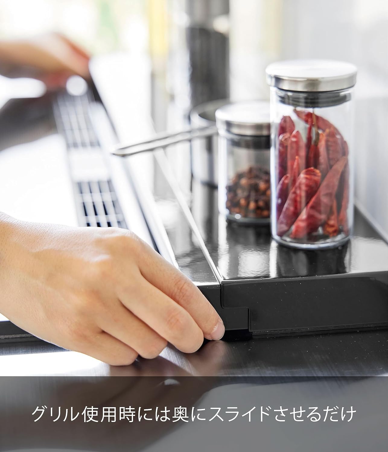 Detalle 2 de 山崎実業 tower 4563 奥行伸縮排気口カバー 60cmコンロ用 ブラック・分解して水洗い可能
