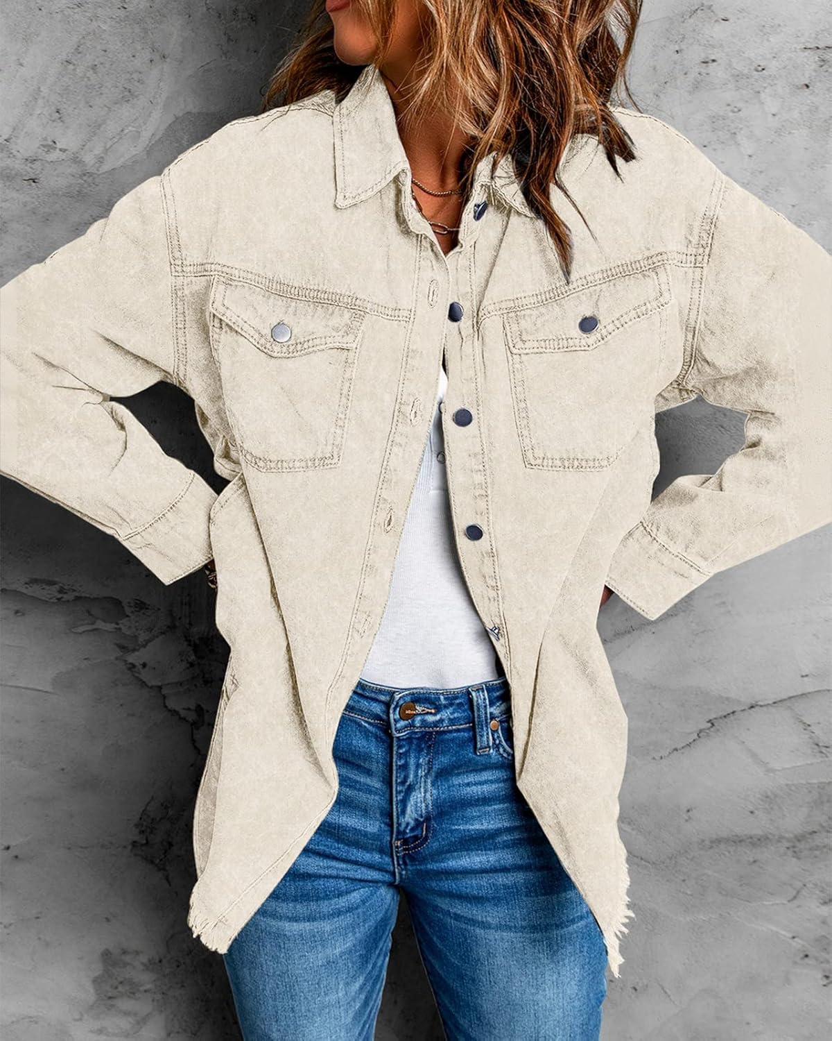 Thumbnail 2 de Vetinee Women’s Oversized Button Up Frayed Hem Shacket Denim Jacket