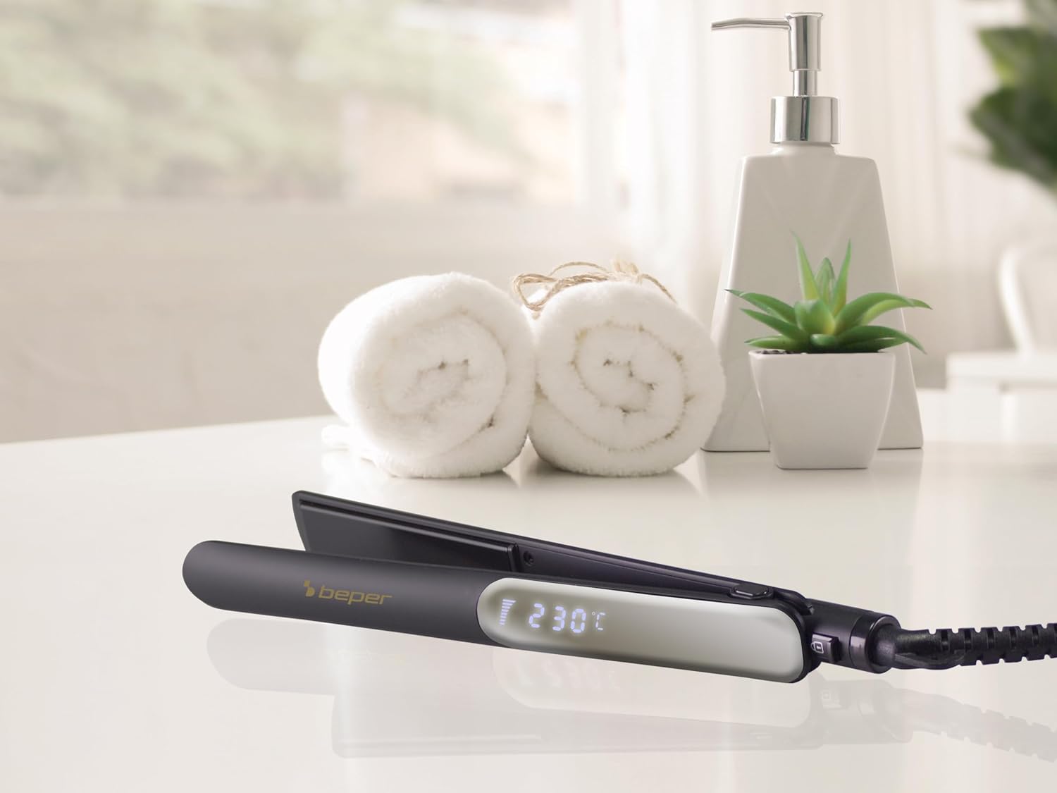 Detalle de Beper P301PIS200 piastra per capelli in ceramica con 6 livelli fino a 230°C