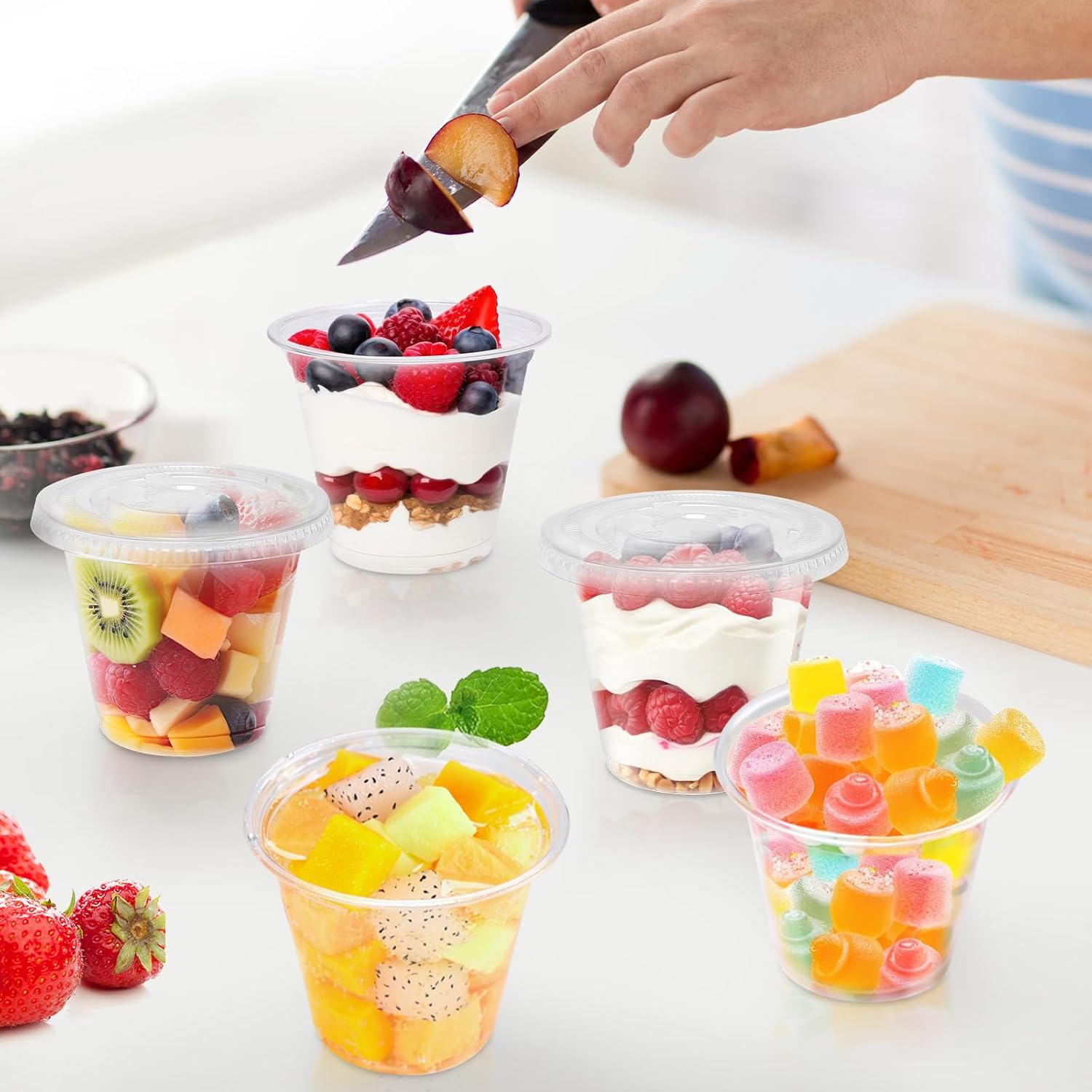 Detalle de Lamosi 100 Pack 9 oz Clear Plastic Cups with Lids (Flat, No Hole) – Ideal for Ice Cream, Cold Drinks, Desserts
