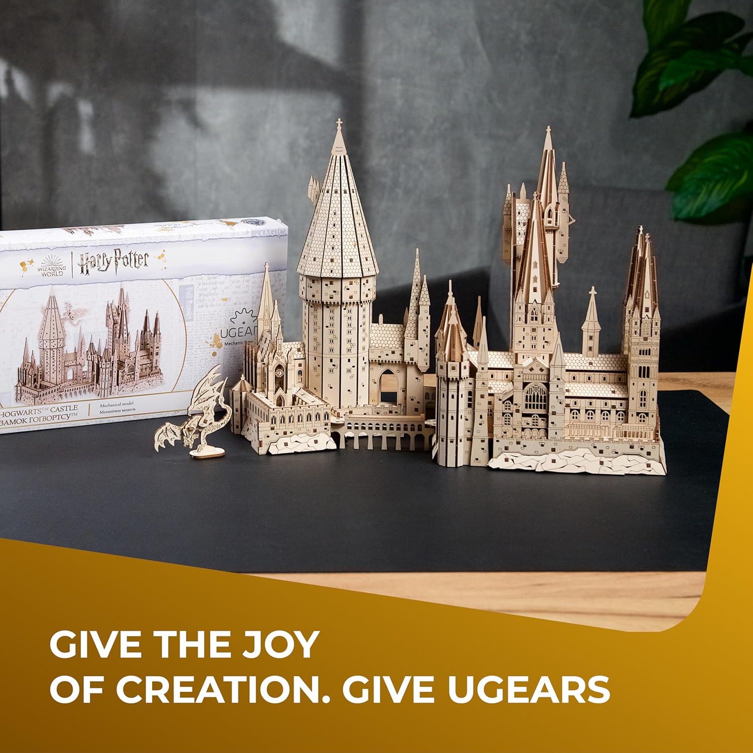 Detalle 2 de Ugears Harry Potter Hogwarts Castle 3D Wood Puzzle for Adults