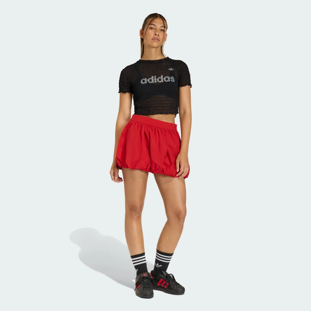 Detalle de Falda Balloon de Adidas: color rojo para un estilo cómodo y versátil