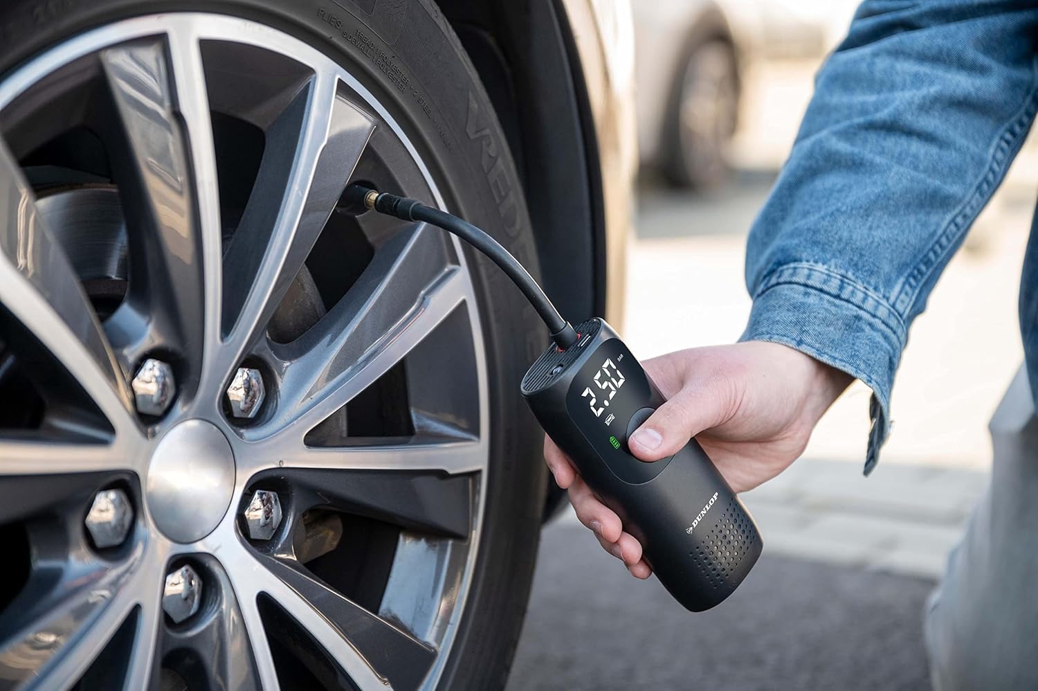 Thumbnail 5 de Dunlop Portable Air Compressor with Digital Display, LED Lamp and USB-C