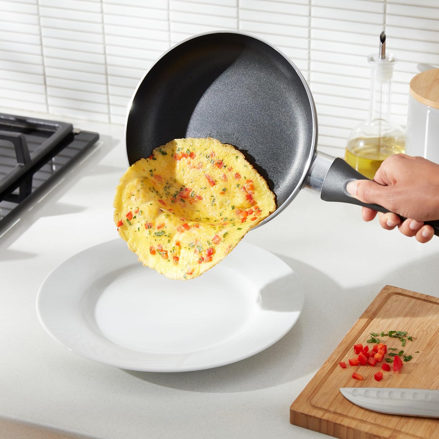 Detalle de Amazon Basics Ceramic Non-Stick 3-Piece Frying Pan Set (20.3cm, 25.4cm & 30.5cm) in Black