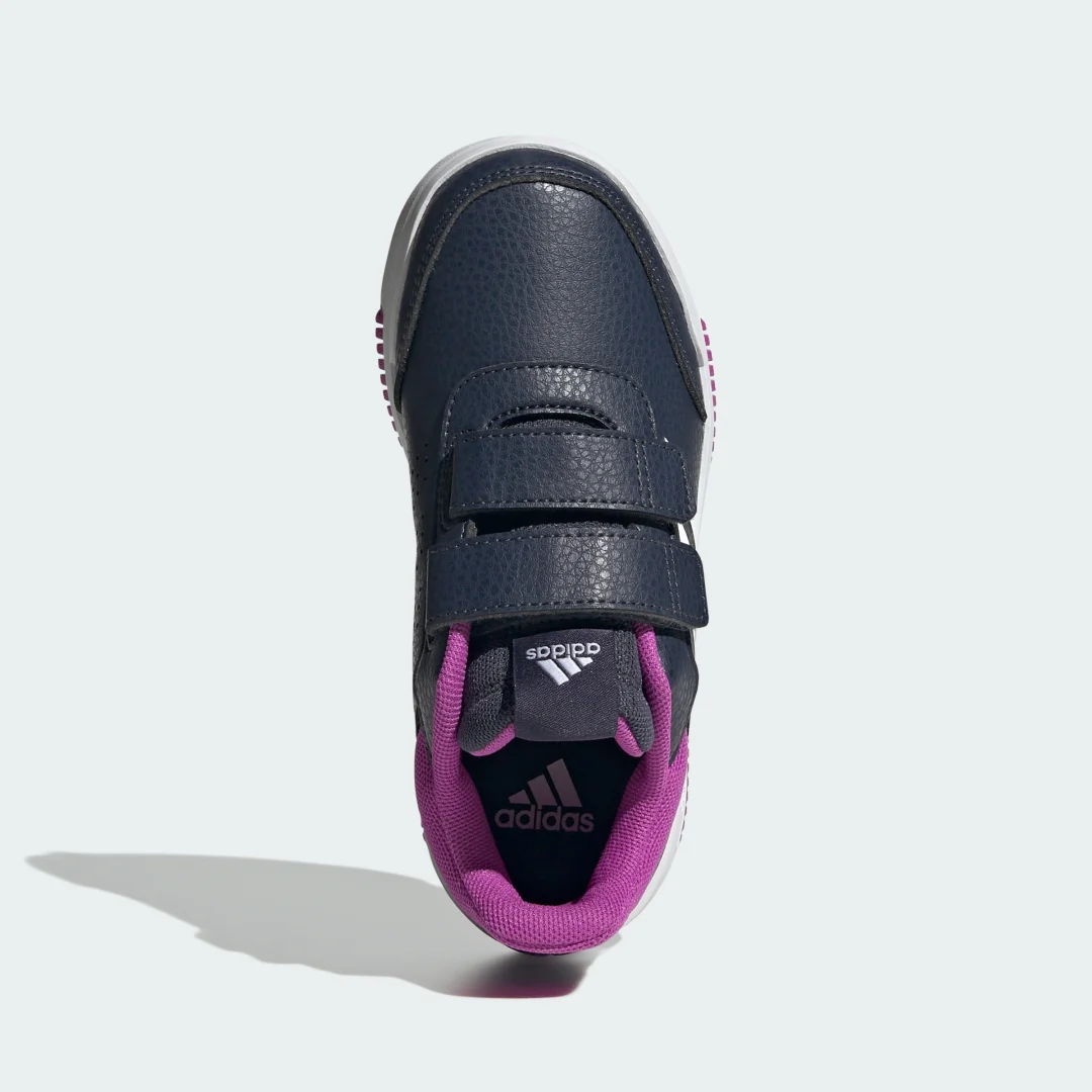 Detalle de Adidas Tensaur Hook and Loop: zapatilla de entrenamiento azul con cierre de gancho y bucle