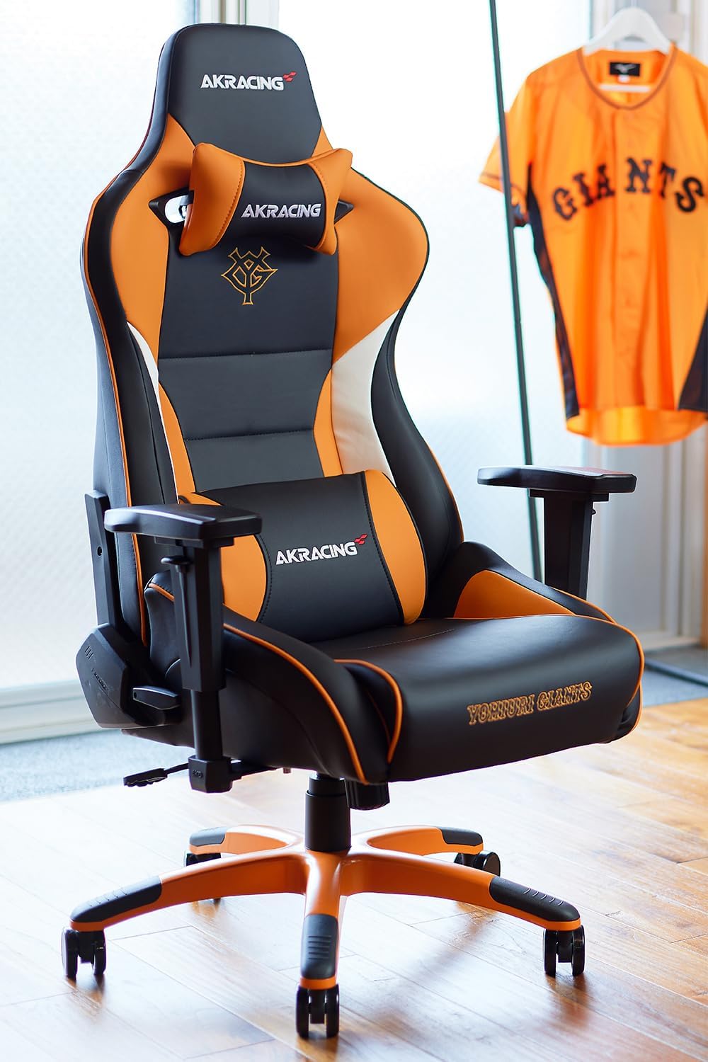 Detalle de AKRacing AKR-PRO-X/ORANGE/GIANTS ゲーミングチェア 180度リクライニング・4Dアームレスト