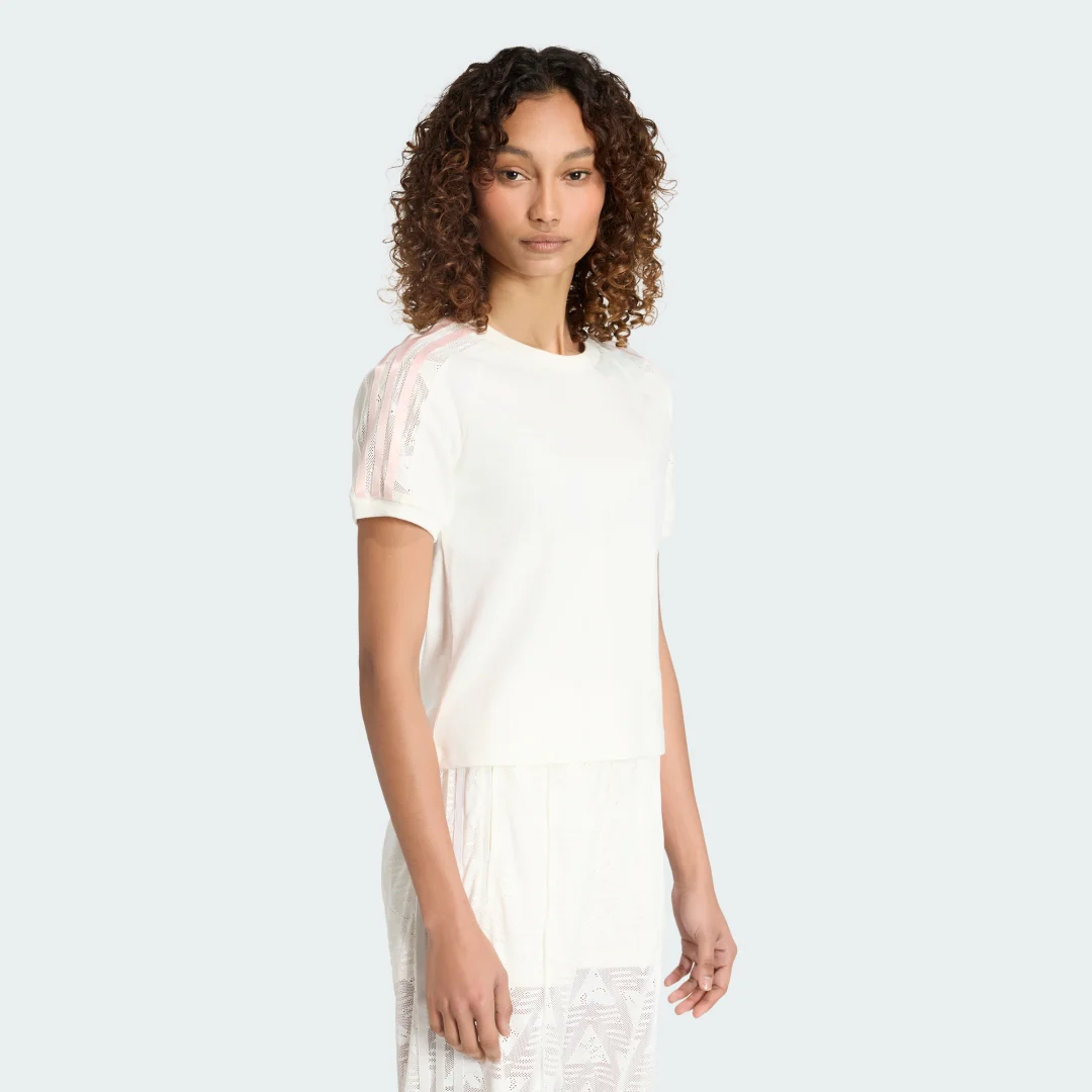 Detalle de Camiseta Lace Cali de Adidas – comodidad blanca para el día a día