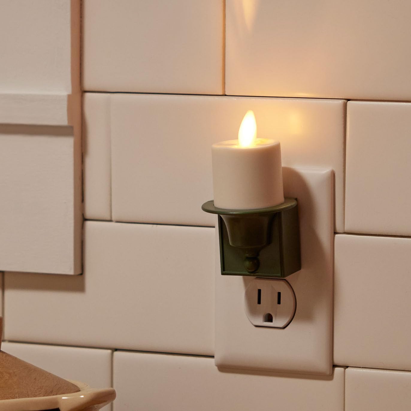 Detalle 2 de Luminara Nightlight Plug-In Flameless Candle, Loden Green, Dusk-to-Dawn Sensor