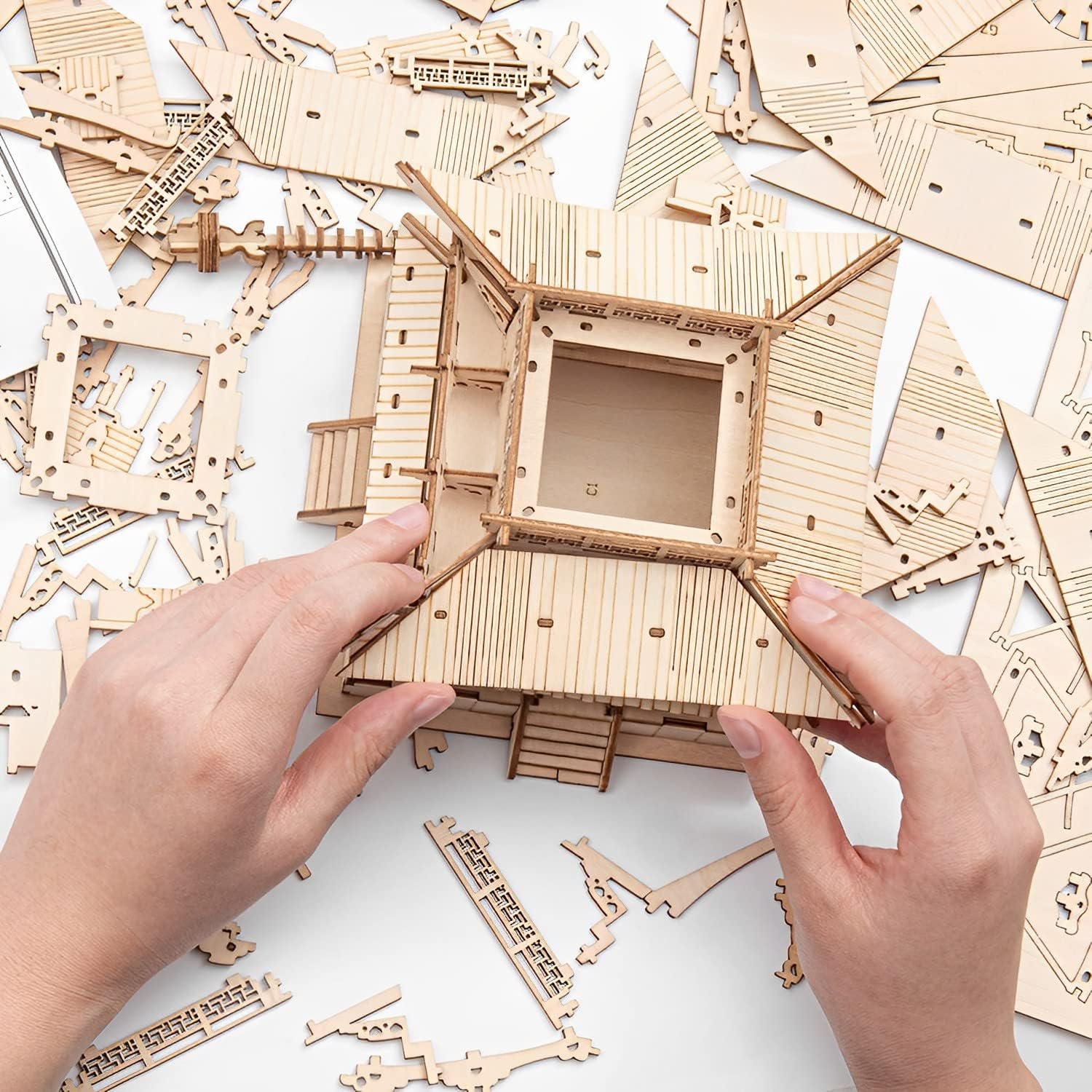 Detalle 2 de Rolife Puzzle 3D Pagoda de 5 Pisos 🏯 Juego de Construcción Decorativo