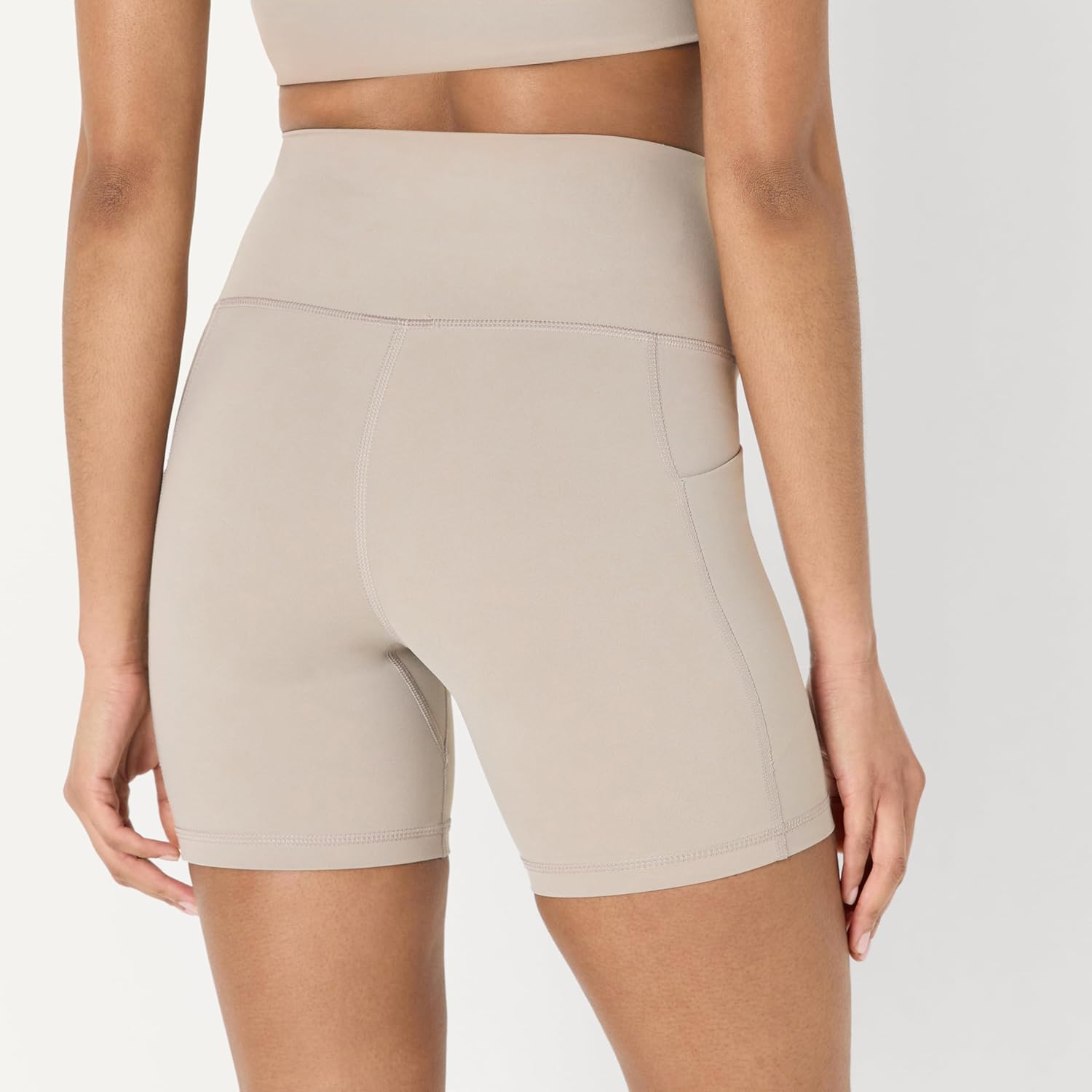 Thumbnail 1 de Amazon Essentials Damen Sportliche FormFlex Radlerhose mit Taschen & hoher Taille (17,8 cm Beininnenlänge)
