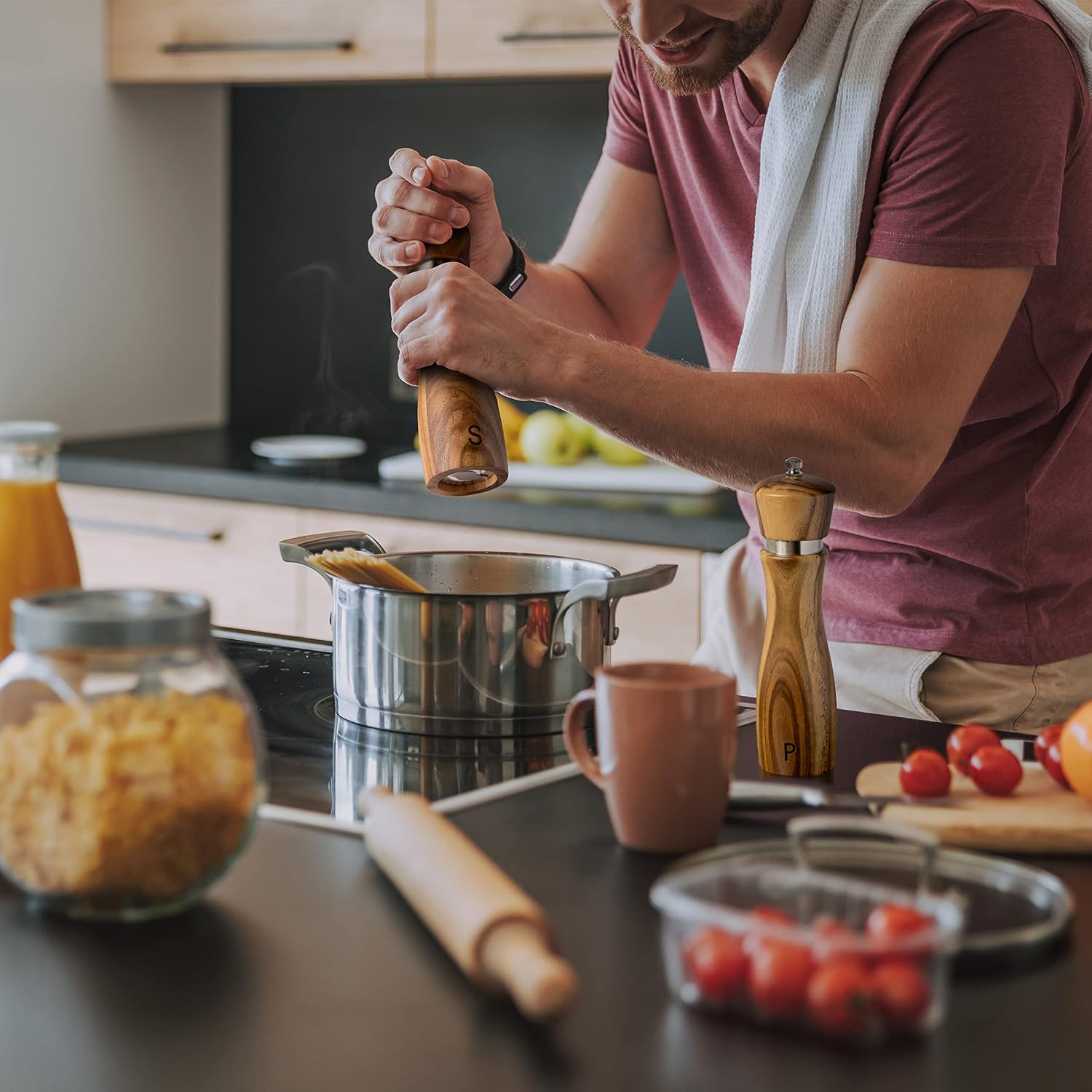 Detalle de Gennua Kitchen Wooden Salt and Pepper Grinder Set: Refiller, Adjustable Coarseness, 8-Inch Acacia Wood Mills