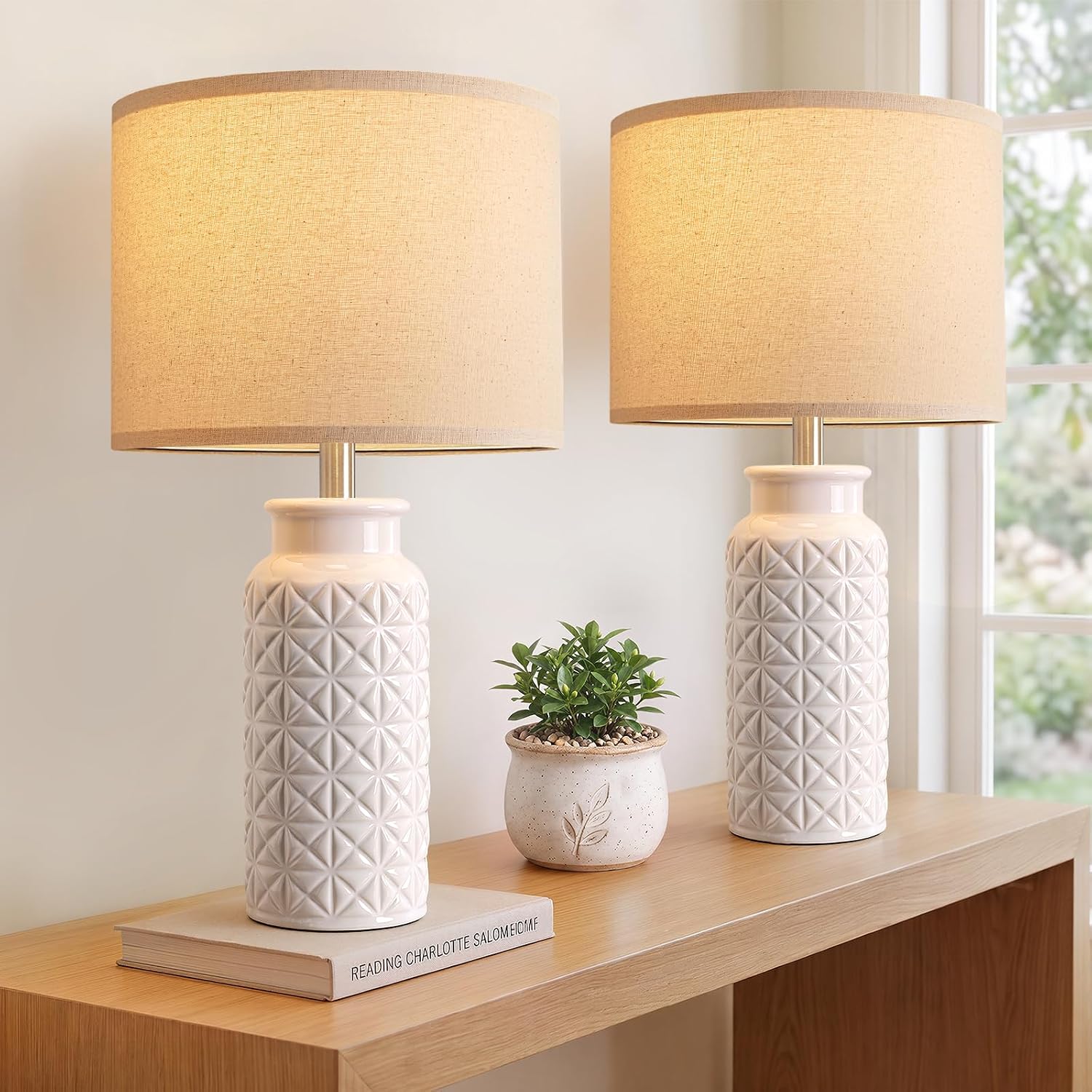 Detalle de Innqoo 22.6-Inch Ceramic Table Lamps, Set of 2, White Linen Shades