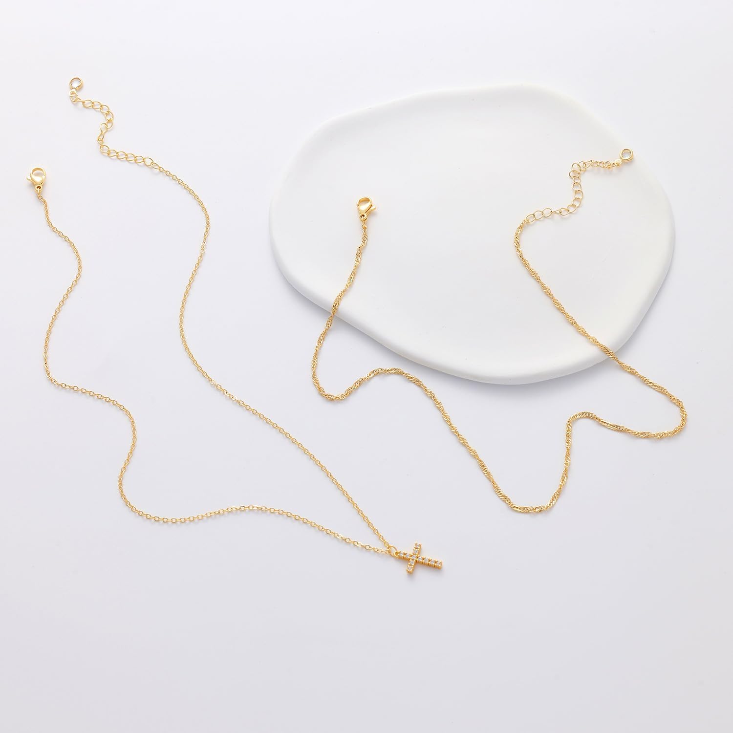 Detalle 1 de GRCLD Cross Necklace 14K Gold-Plated