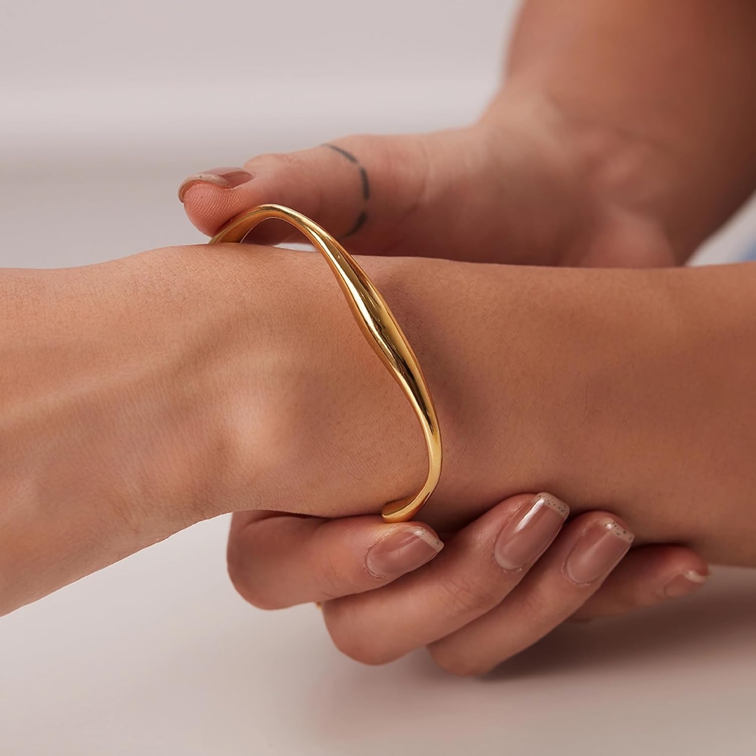 Thumbnail 2 de LILIE&WHITE Adjustable Teardrop Gold Cuff Bracelet for Women