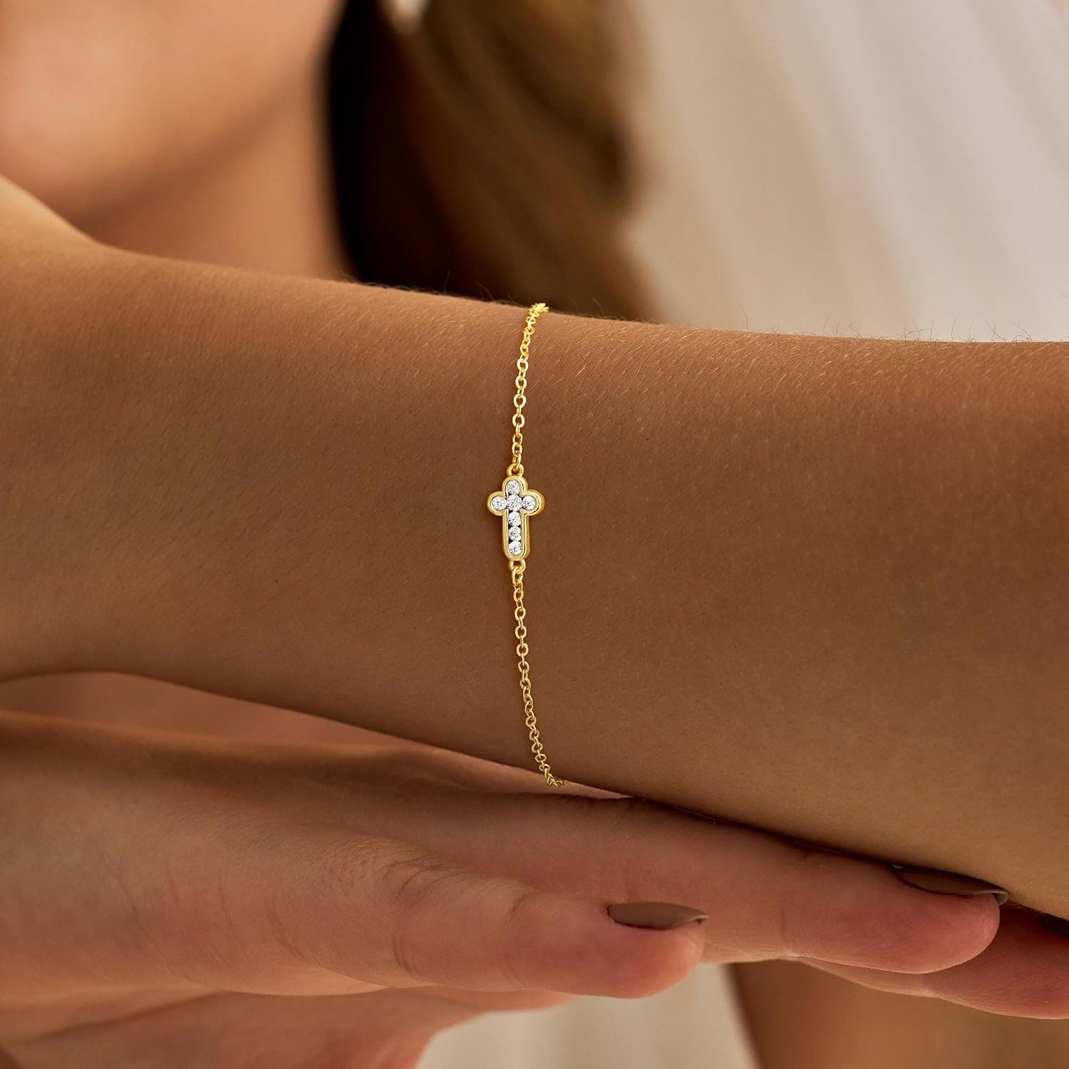 Detalle 2 de Turandoss Gold Kreuz Armband Damen – zarte 14K Gold Vergoldet mit Maria-Medaillon