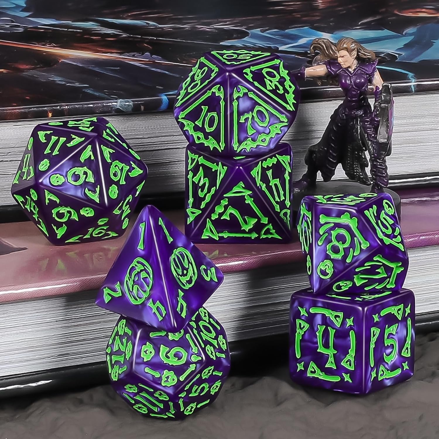 Detalle de QMAY set di dadi poliedrici per Dungeons & Dragons e giochi da tavolo, 7 pezzi in acrilico (lilla Halloween)