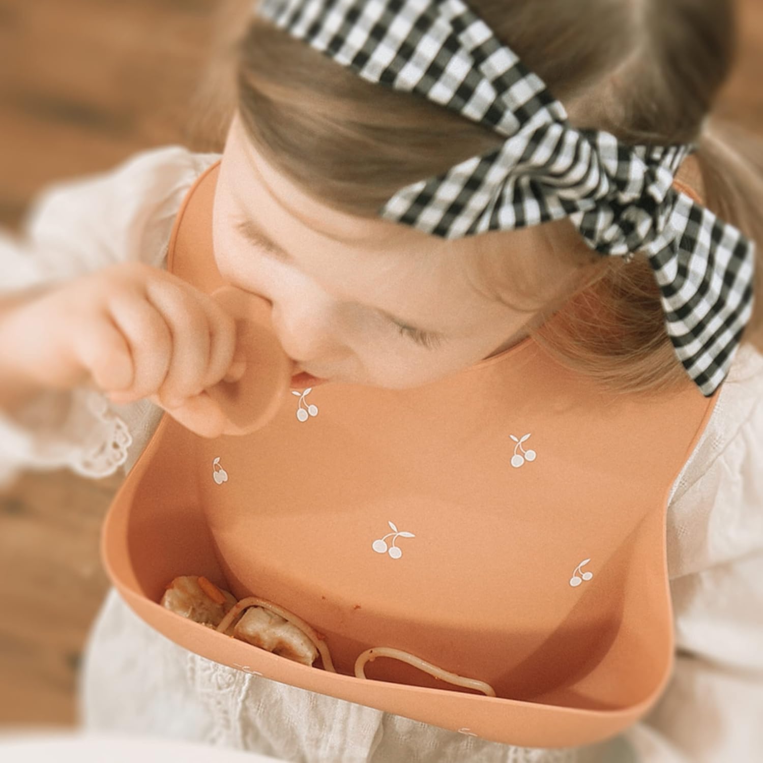 Detalle de Moonkie Baby Bibs – 2 pack silicone feeding bibs with waterproof crumb-catcher pocket (BPA-free)