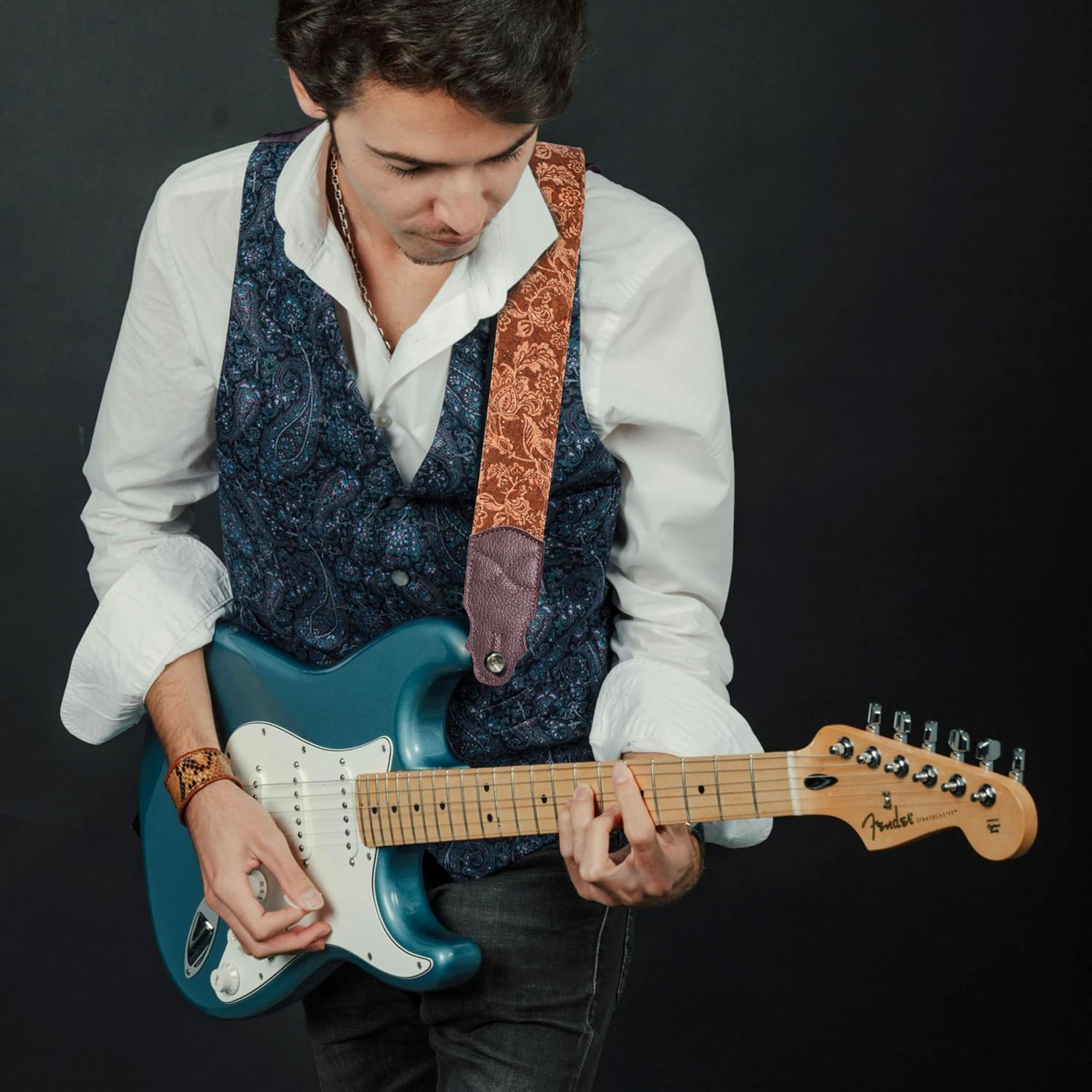 Detalle 2 de YIKOKO Gitarrengurt aus Rindsleder (Kopfschicht), verstellbar 38–64" für Akustik- und Bass-/E-Gitarren