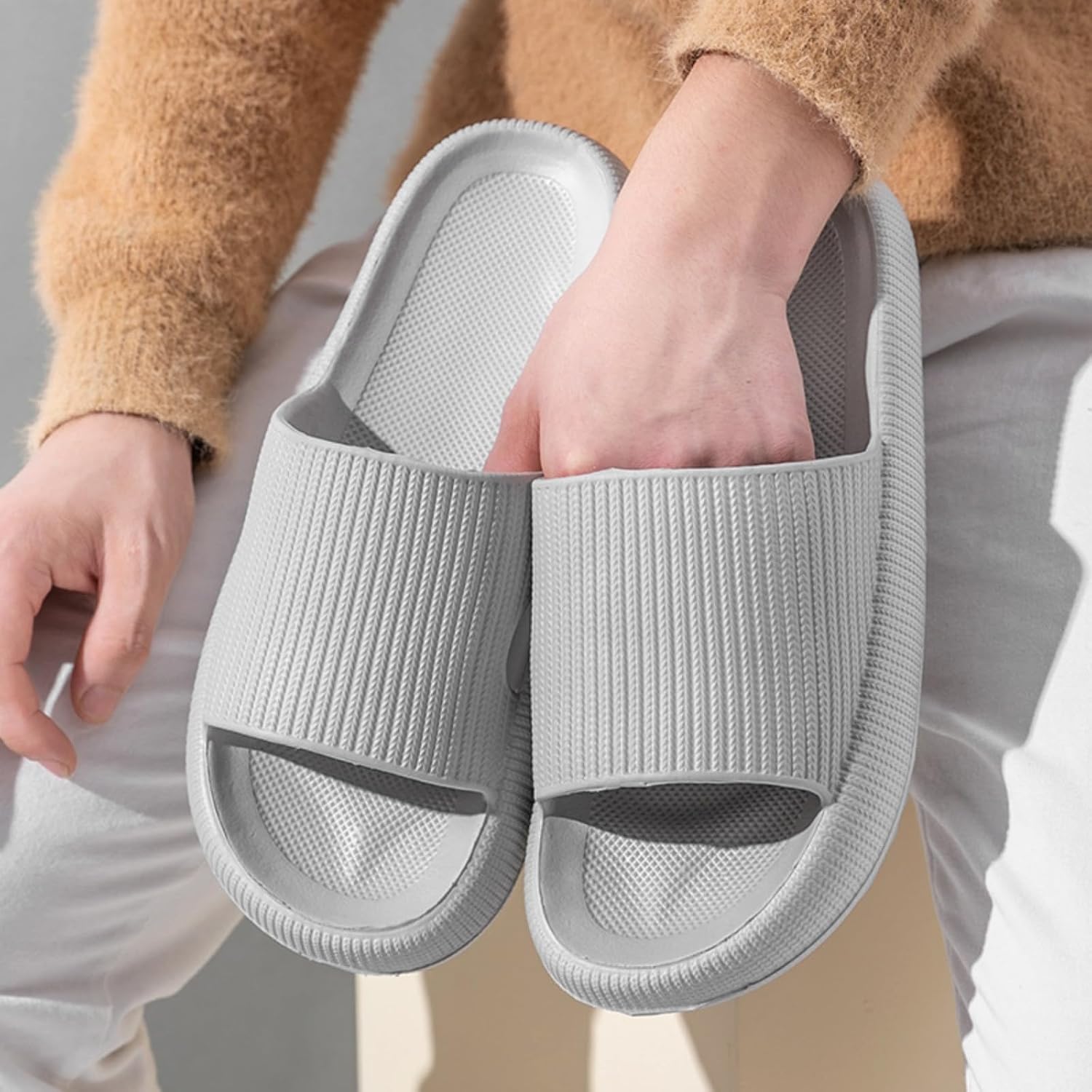 Detalle 2 de Sumvov Cozyslides Original Damen-Schlappen aus 100% EVA – rutschfest, weich & schnell trocknend