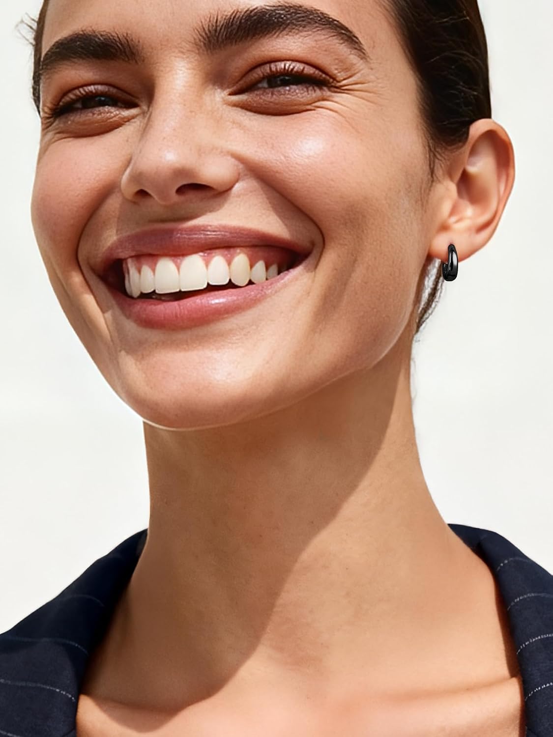 Detalle de ChicSilver Huggie Hoop Earrings in 925 Sterling Silver
