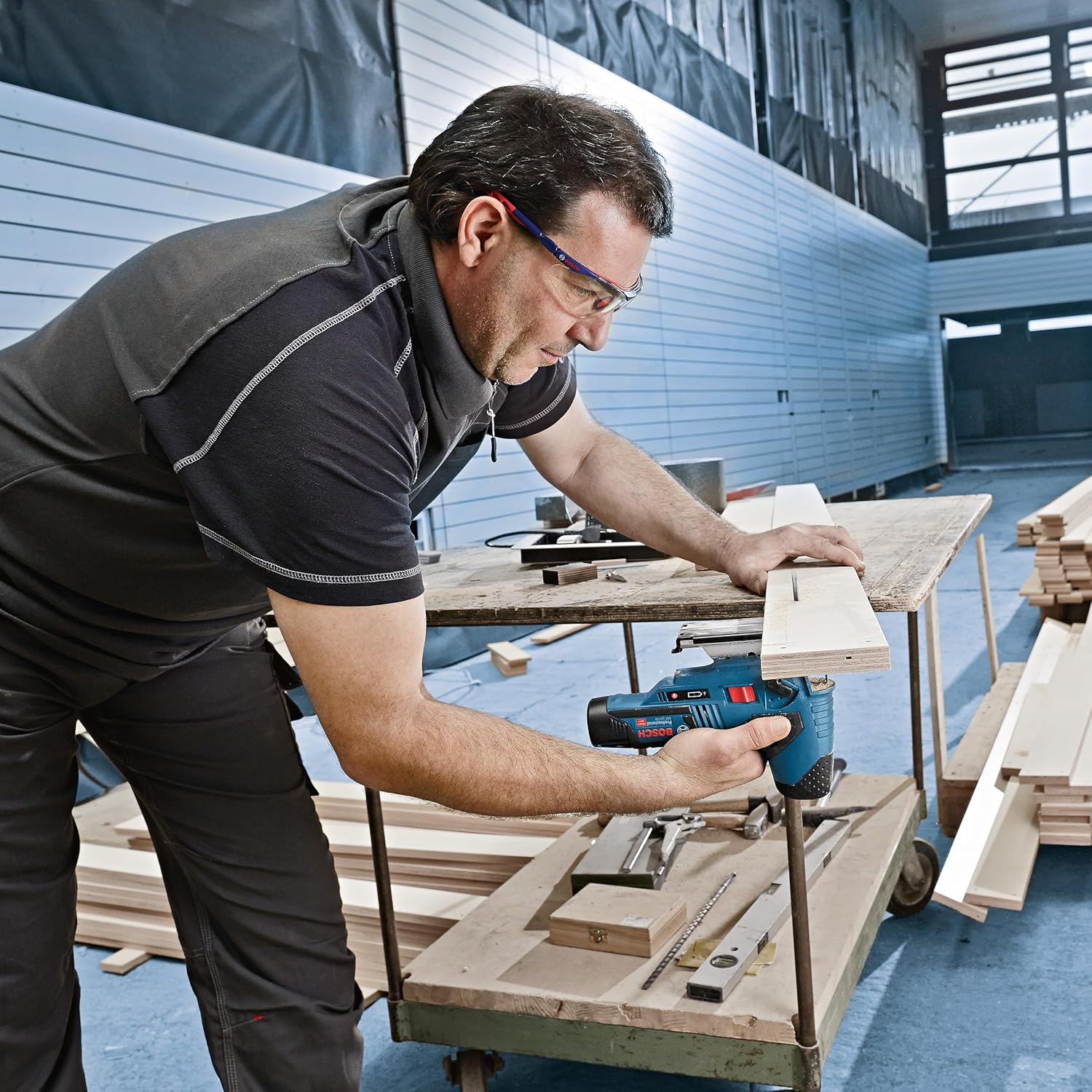 Thumbnail 2 de Bosch Professional 12V System Akku-Stichsäge GST 12V-70 – handliche 12-Volt-Lösung für präzise Schnitte (inkl. 2 Sägeblätter)