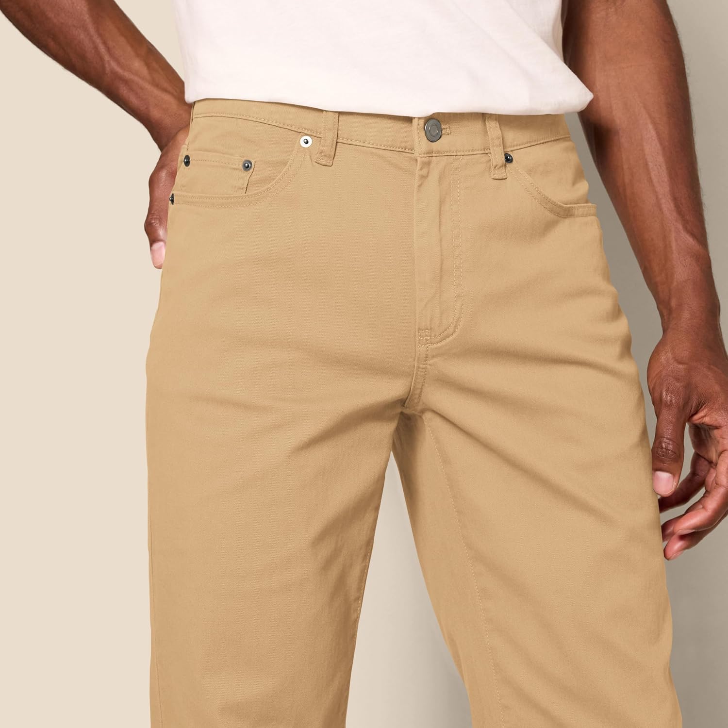 Thumbnail 3 de Amazon Essentials Men’s Straight-Fit 5-Pocket Stretch Twill Trousers