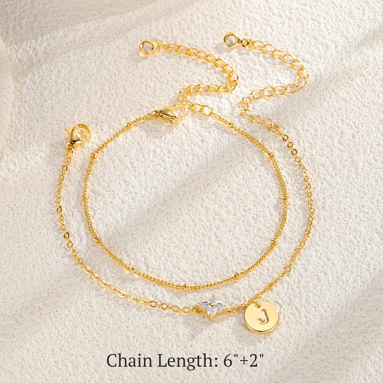 Detalle 2 de TINGN Initial-Armband Damen (14K vergoldet) mit A–Z Buchstaben, CZ-Details & Kleeblatt-Motiv